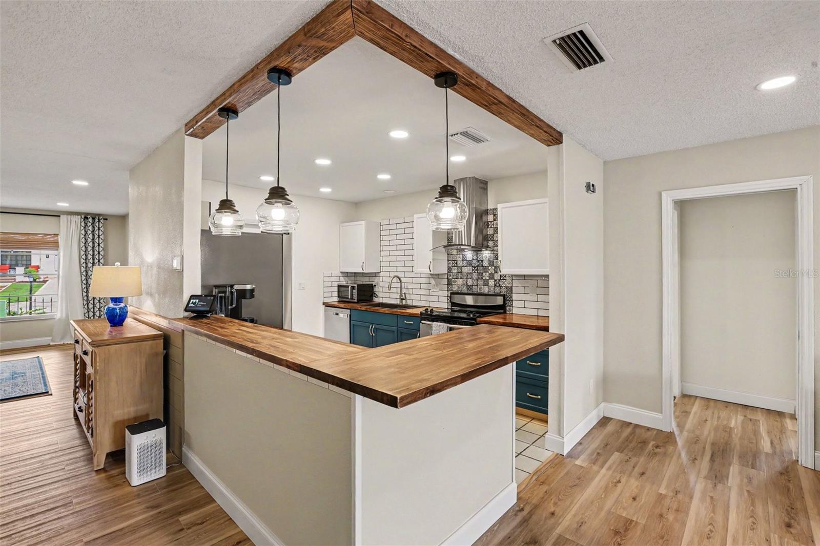 385 CLUB MANOR DR