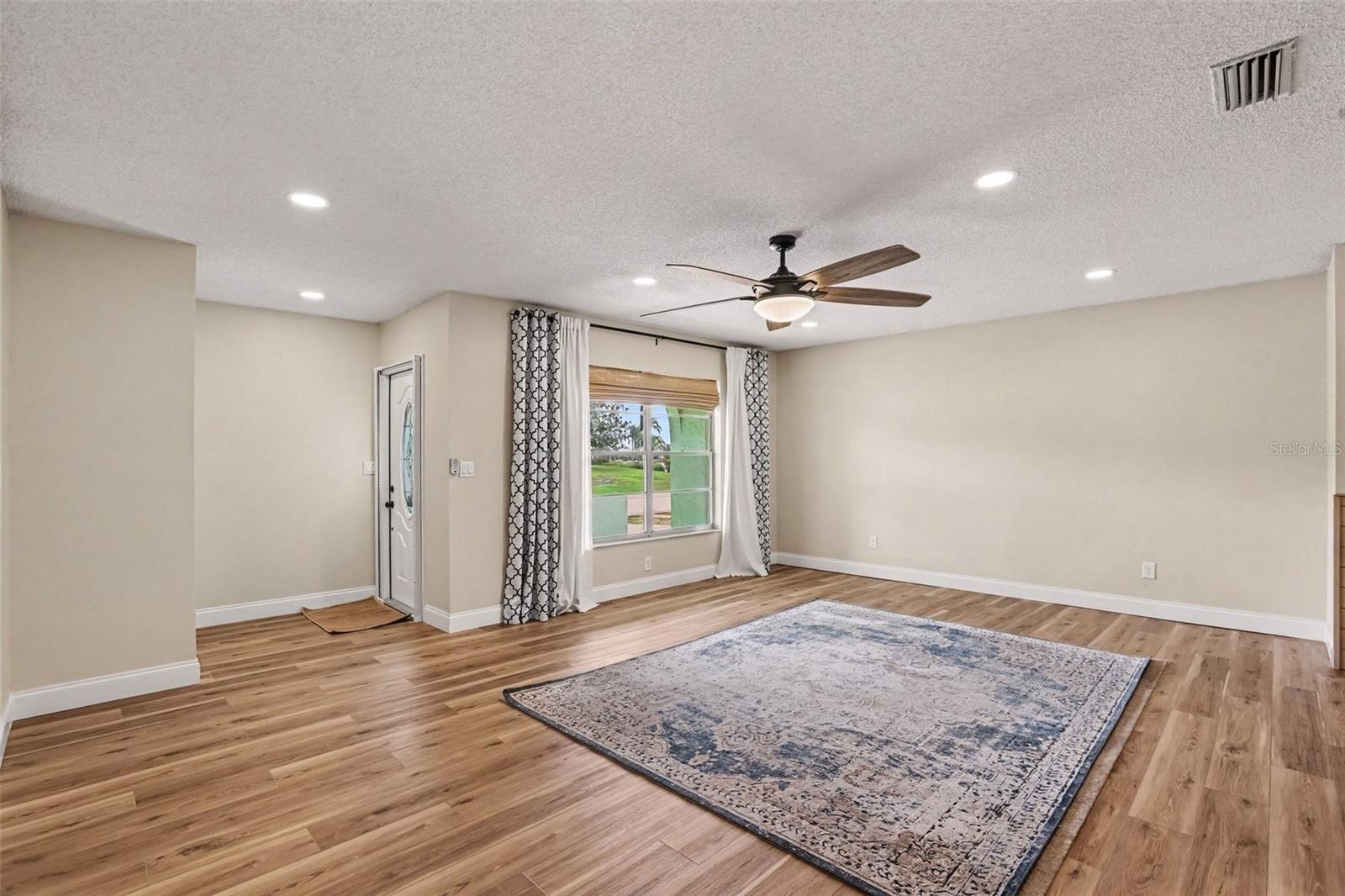 385 CLUB MANOR DR