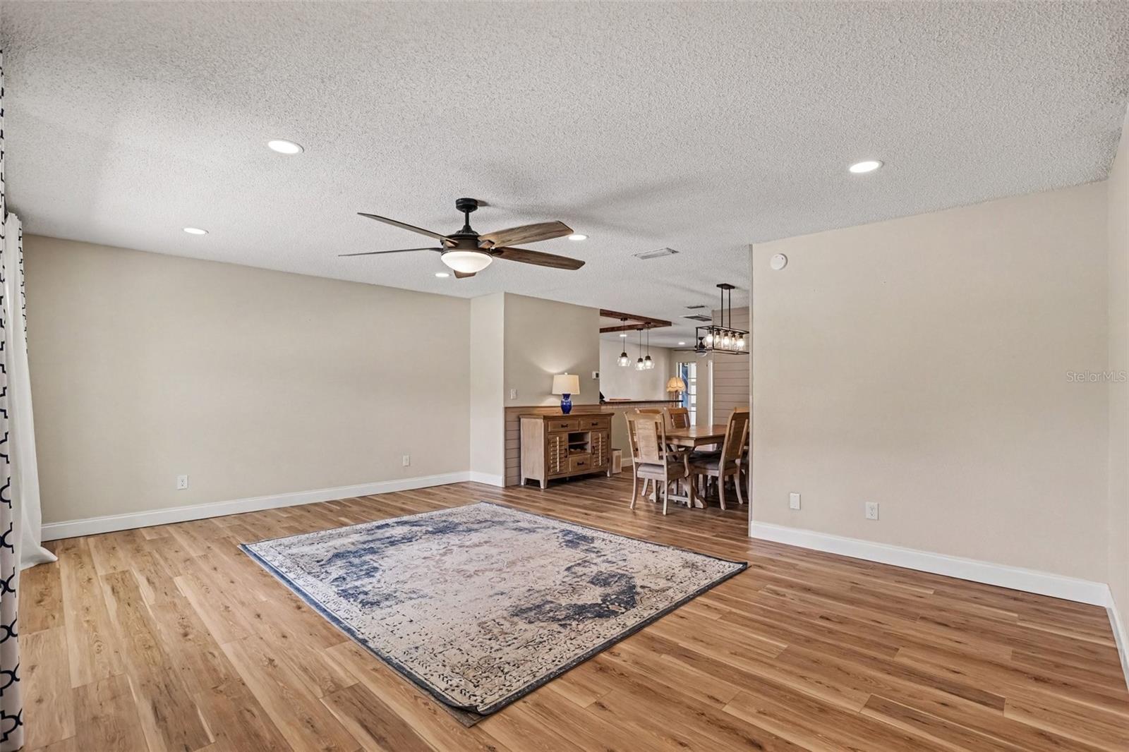 385 CLUB MANOR DR