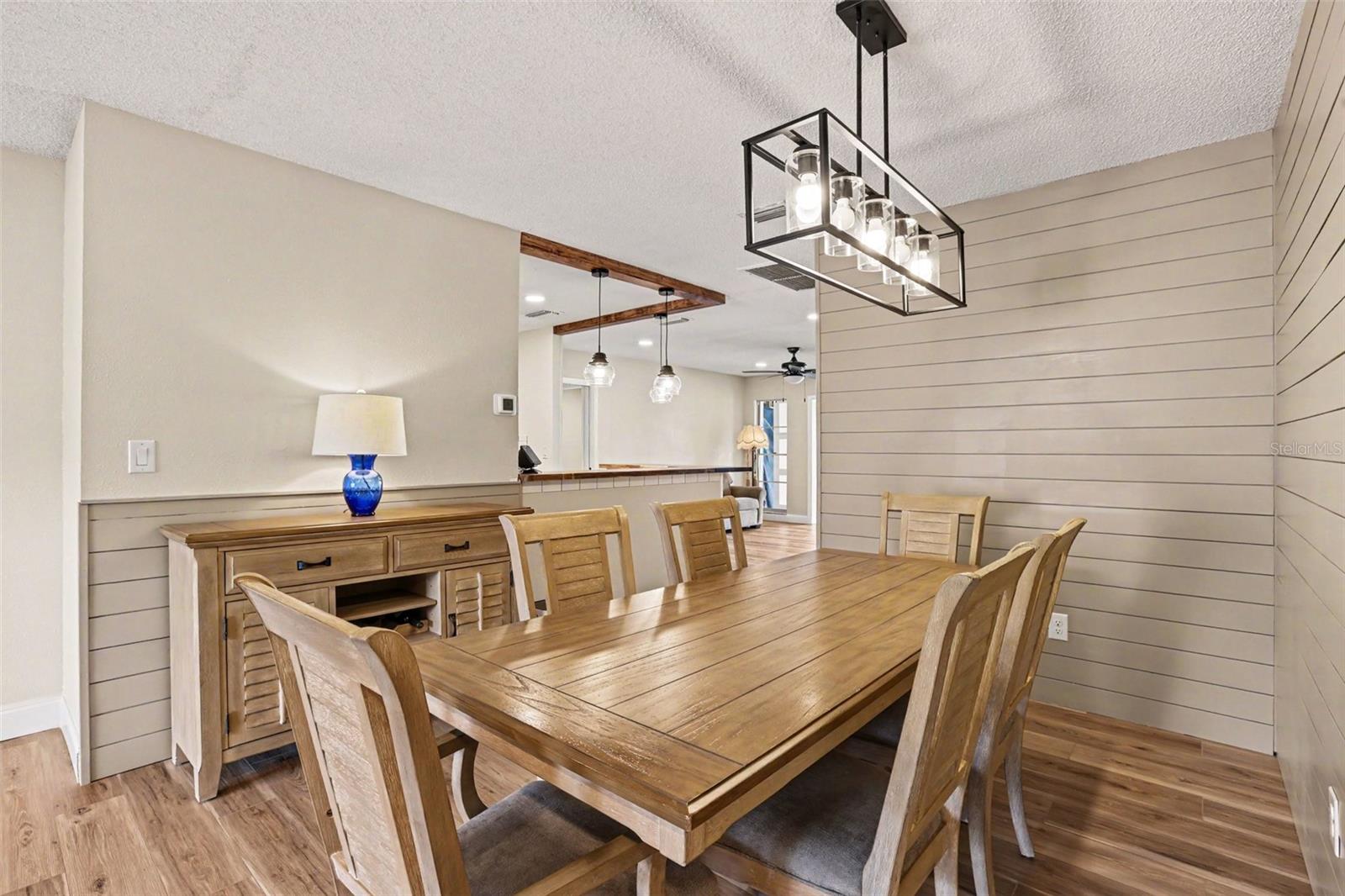 385 CLUB MANOR DR