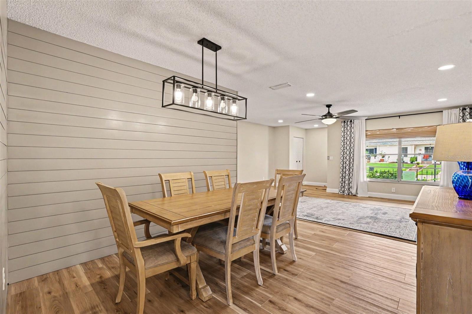 385 CLUB MANOR DR