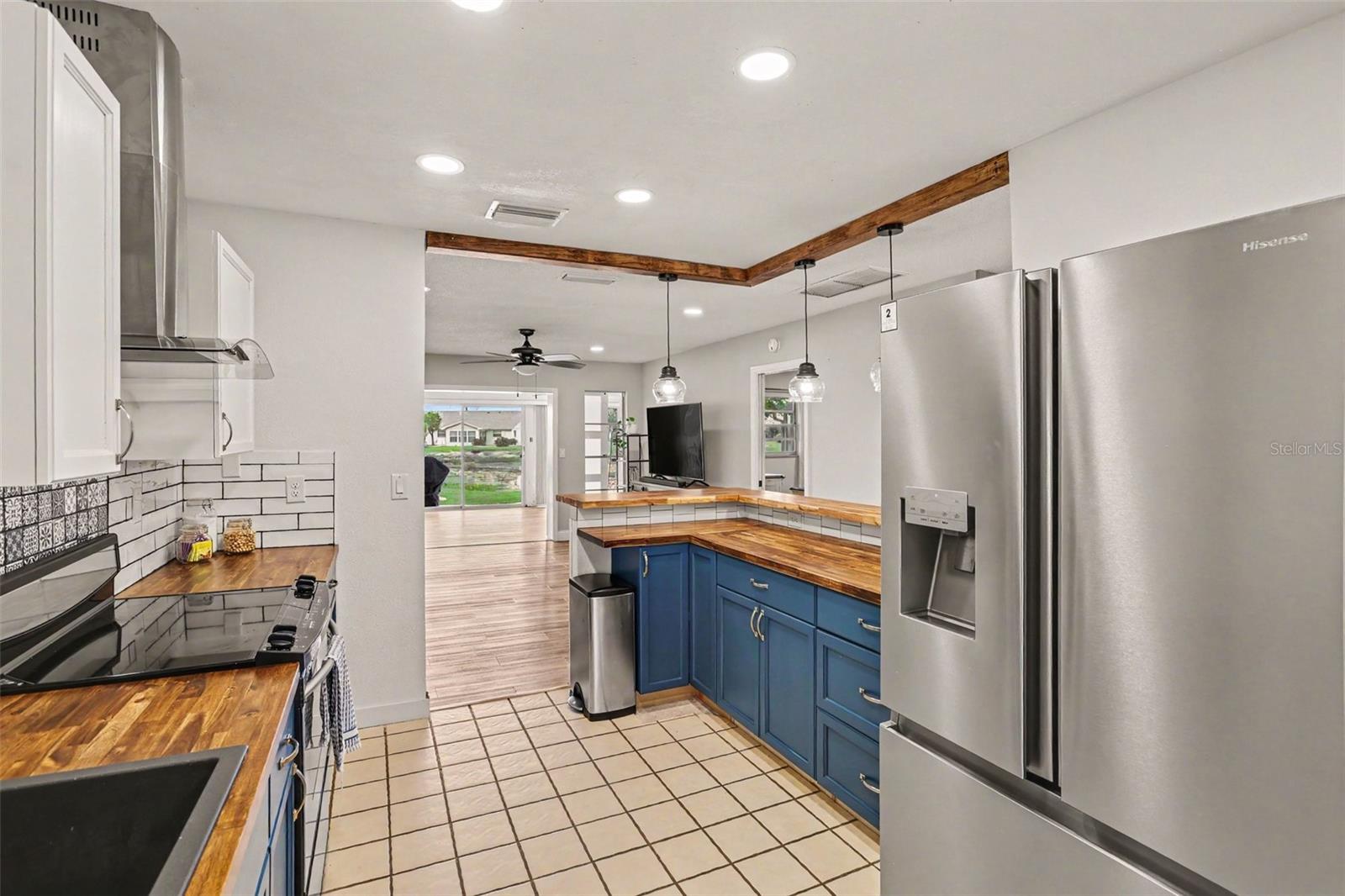 385 CLUB MANOR DR