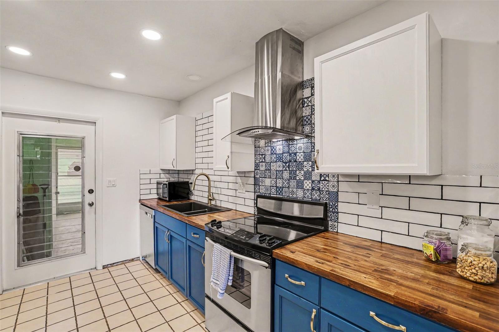 385 CLUB MANOR DR