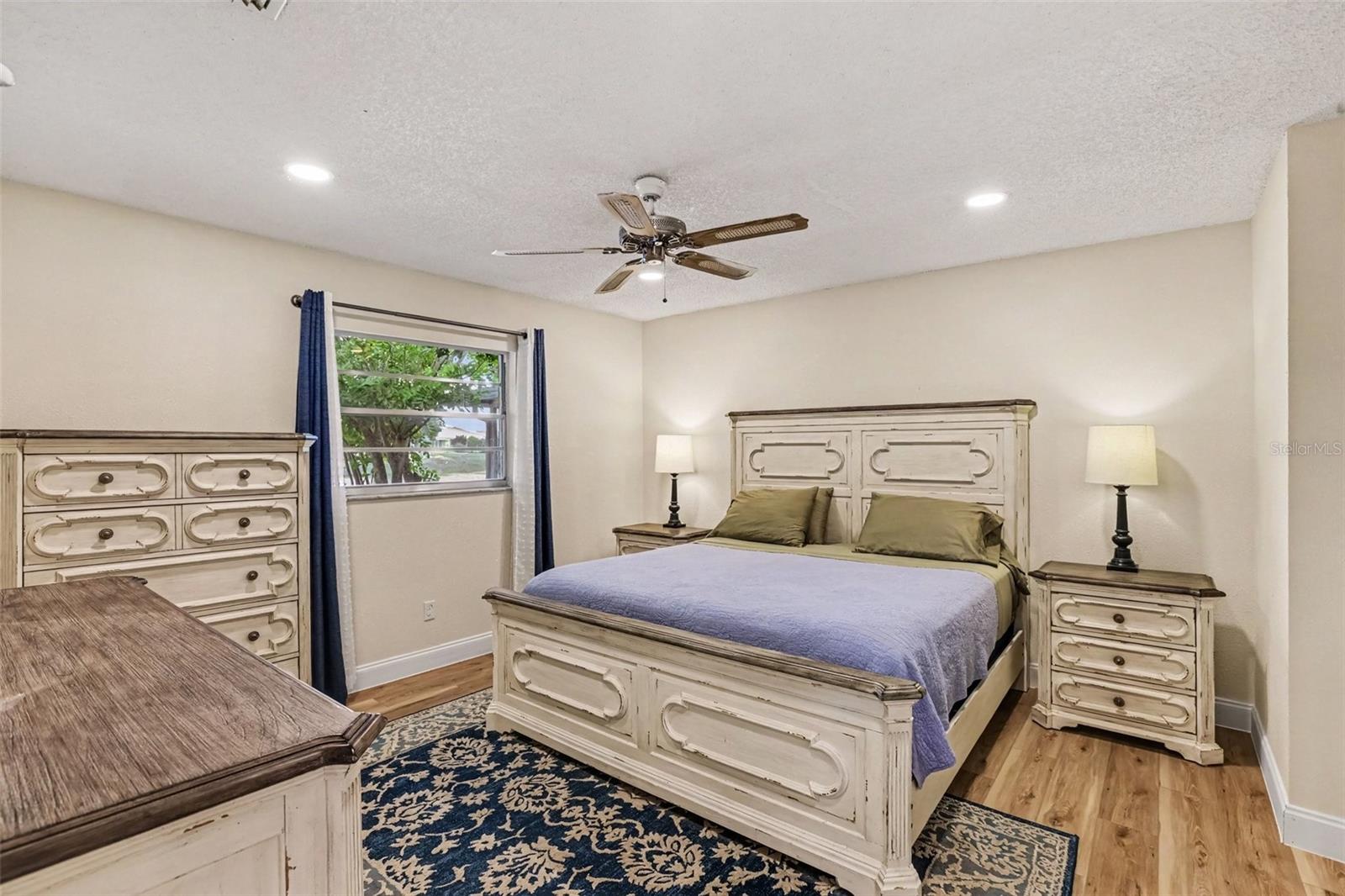 385 CLUB MANOR DR