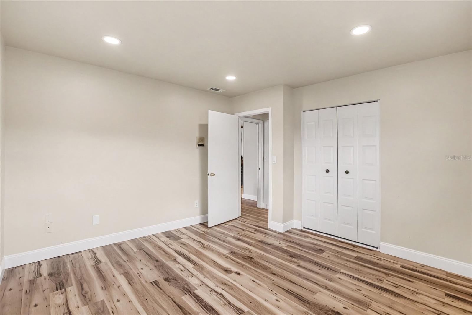 385 CLUB MANOR DR