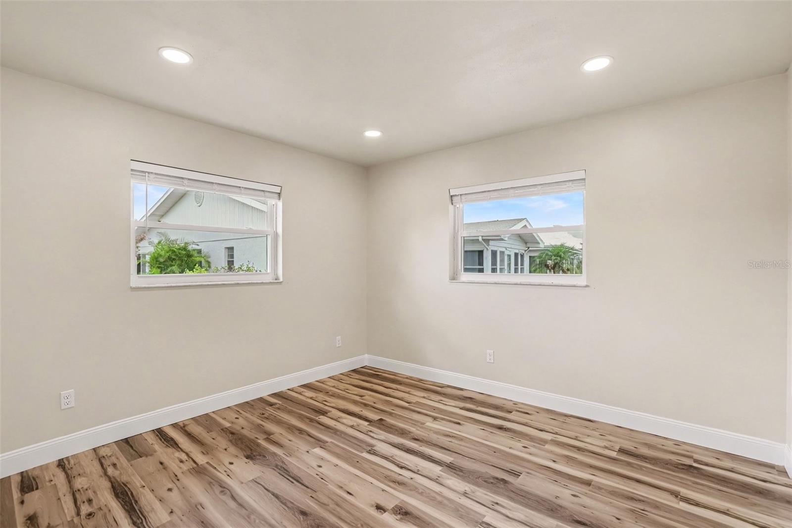 385 CLUB MANOR DR