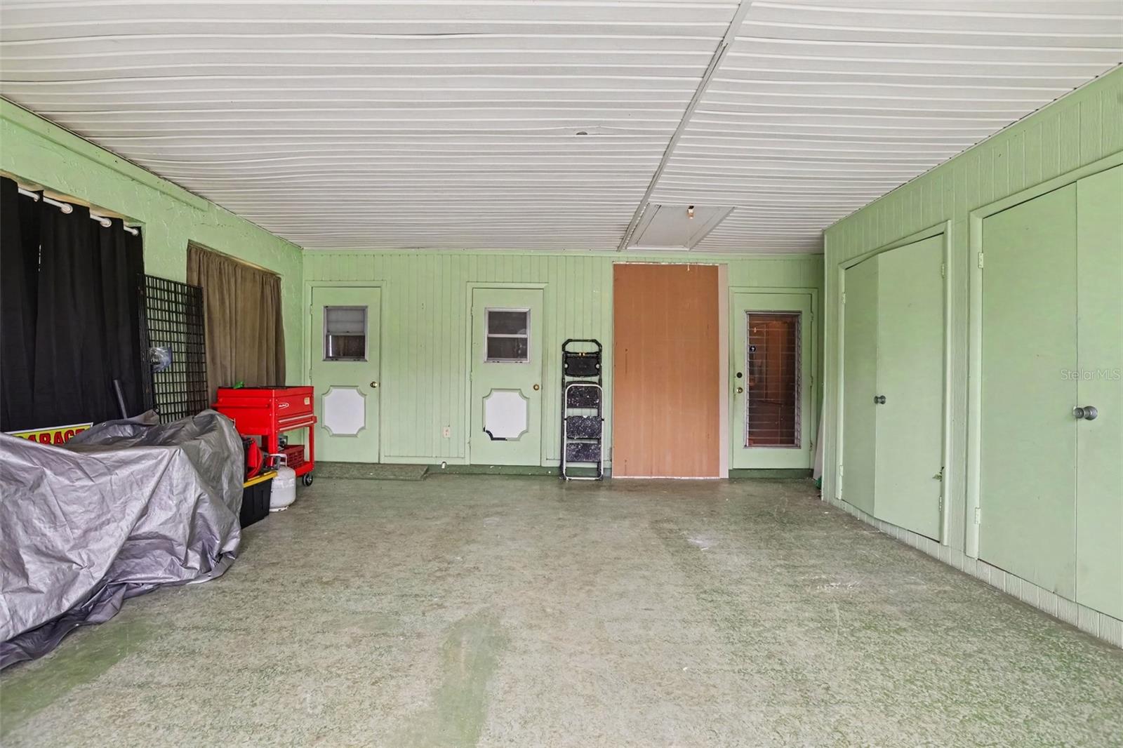 385 CLUB MANOR DR