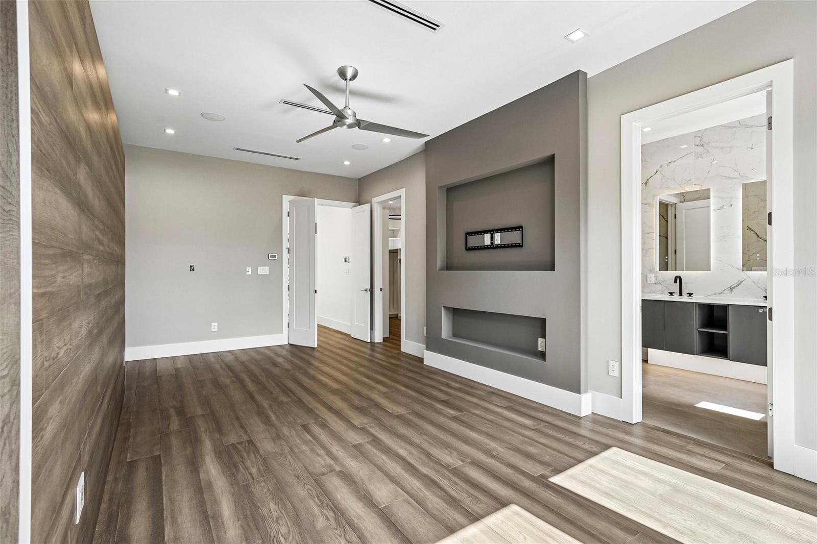 8103 N RIVER SHORE DR