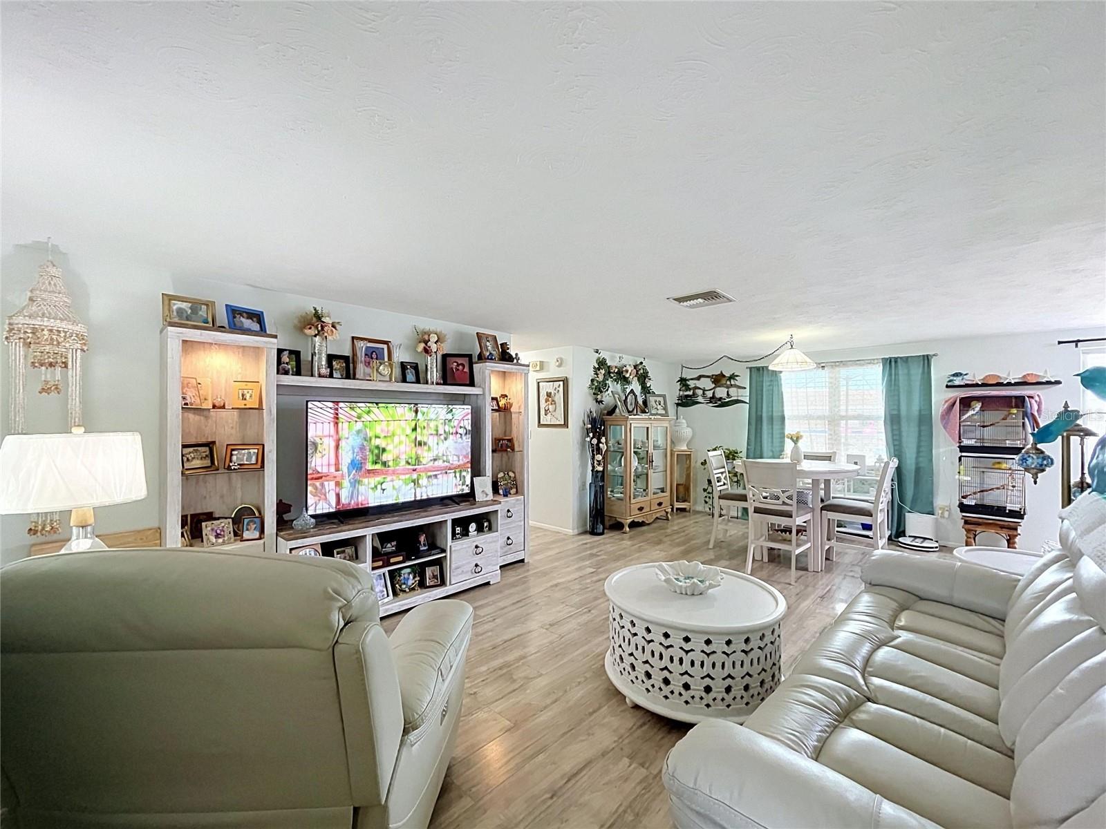 3748 REDWOOD DR