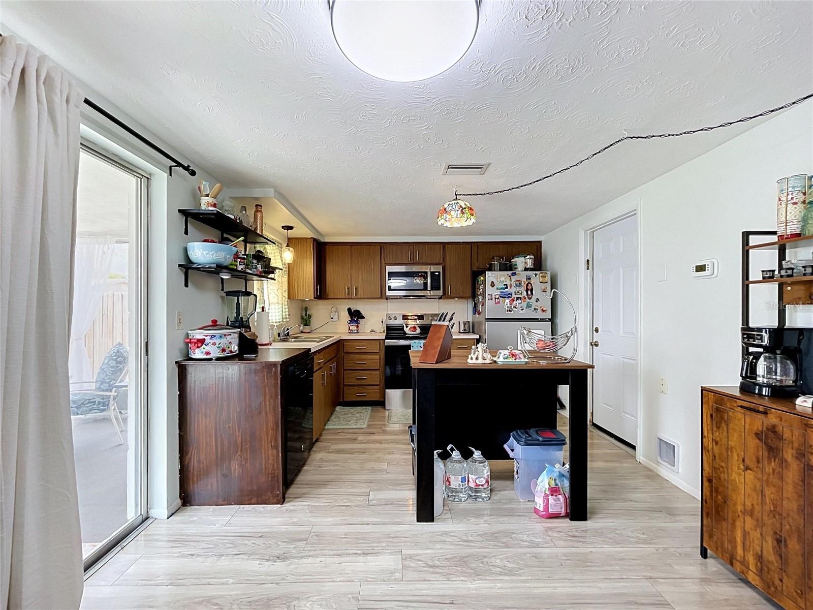 3748 REDWOOD DR