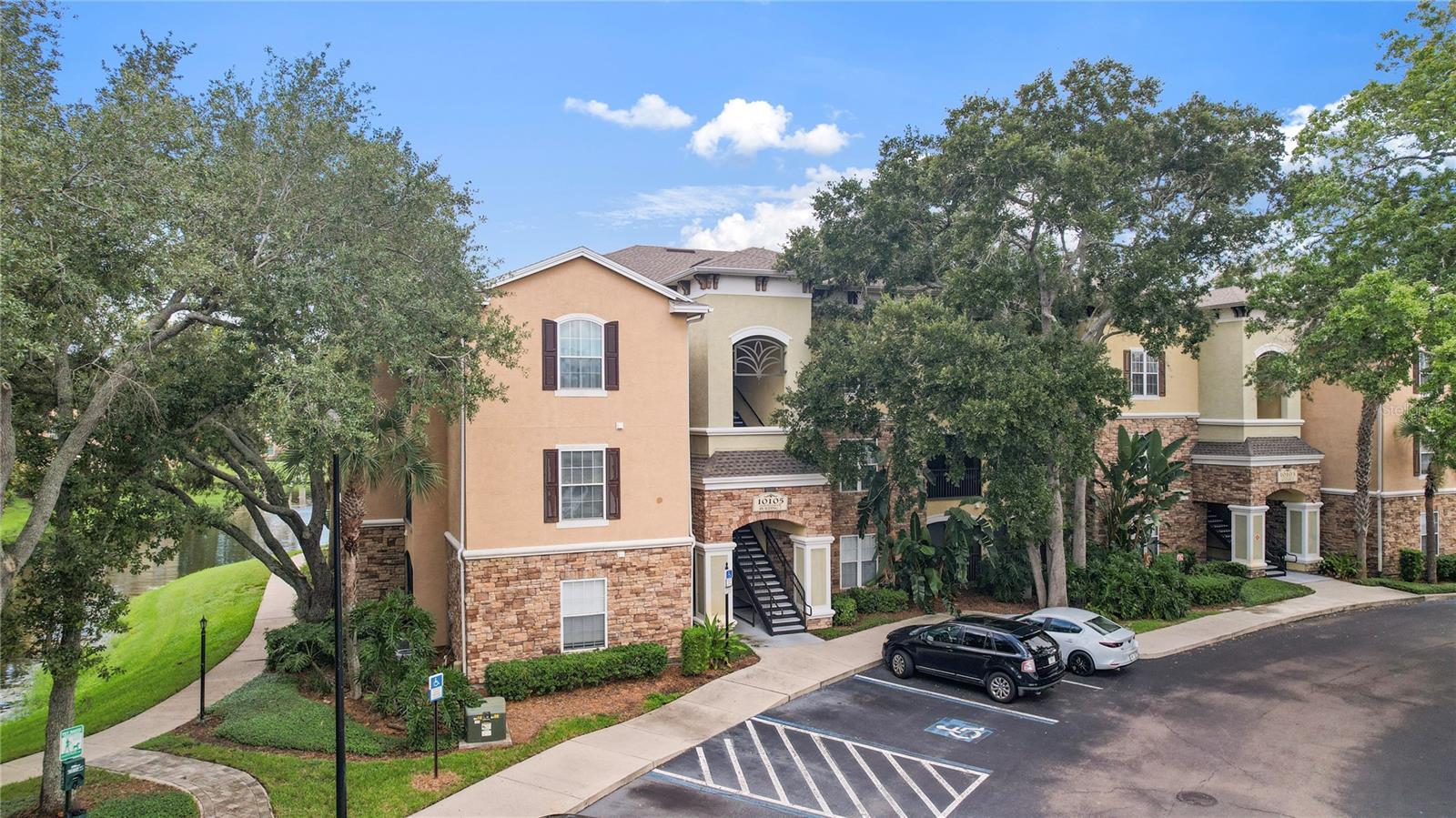 10105 Courtney Oaks Cir #203, Tampa
