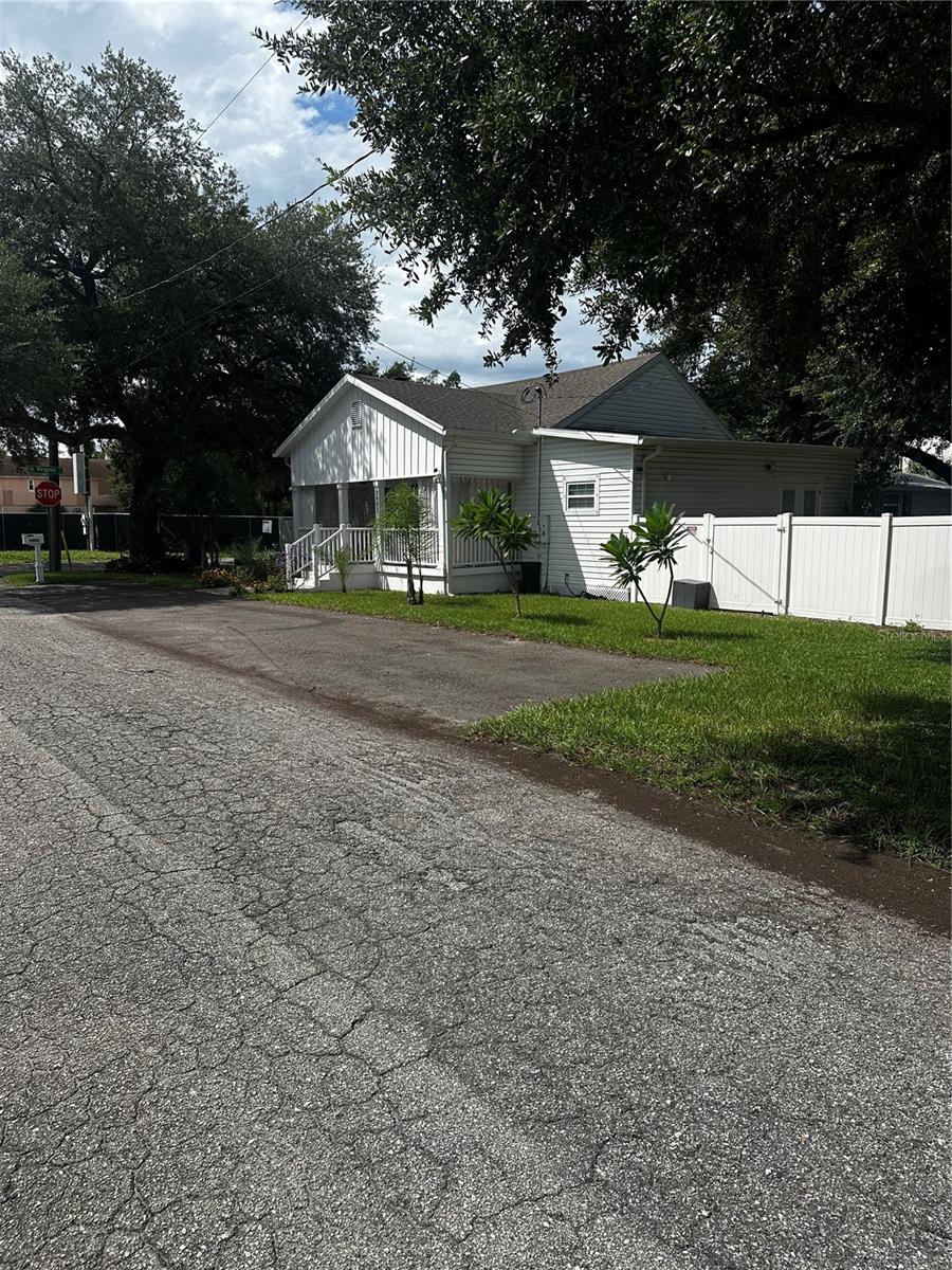 3902 N SUWANEE AVE