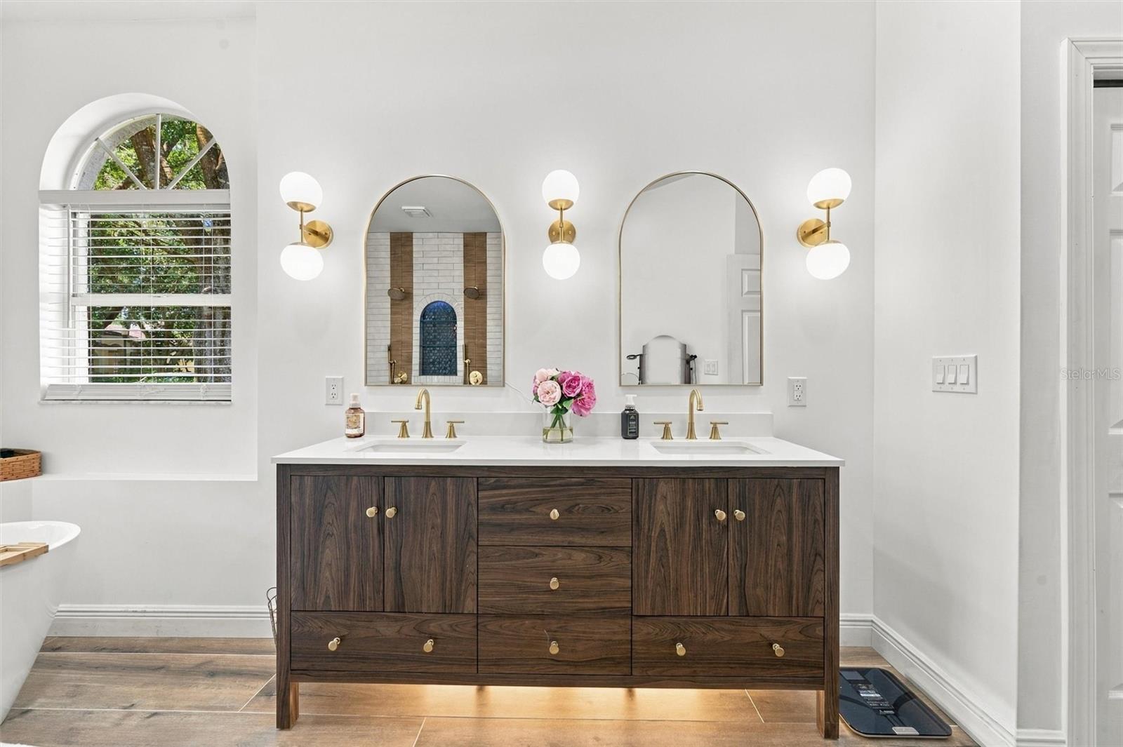 9316 KNIGHTSBRIDGE CT