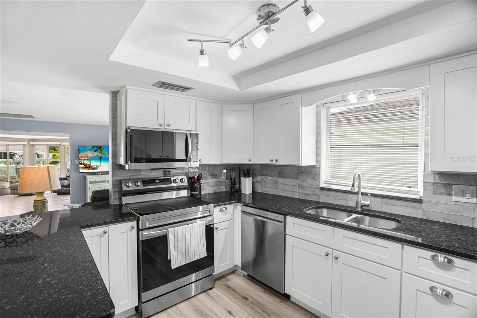 4916 POMPANO DR