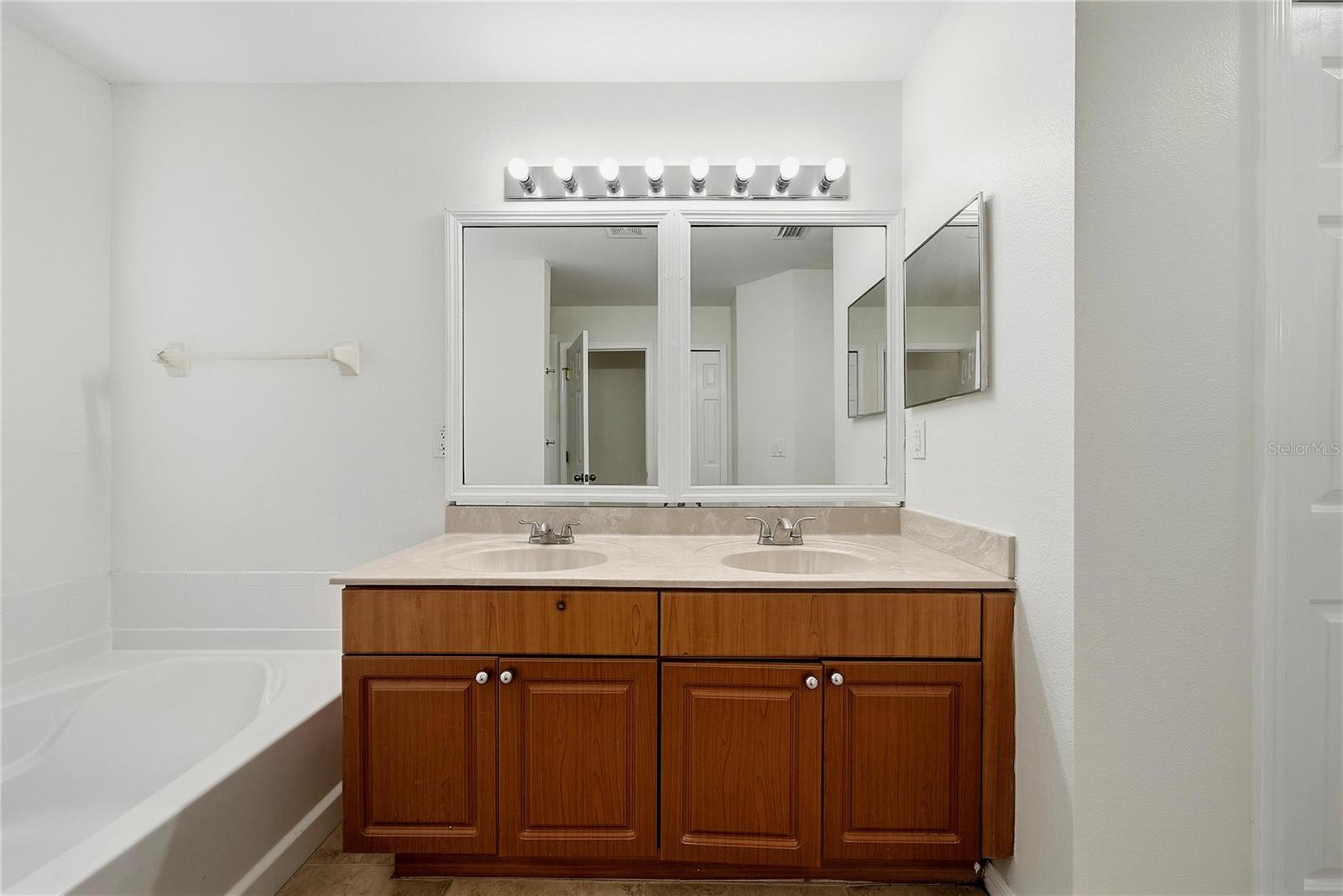 11441 CRESTLAKE VILLAGE