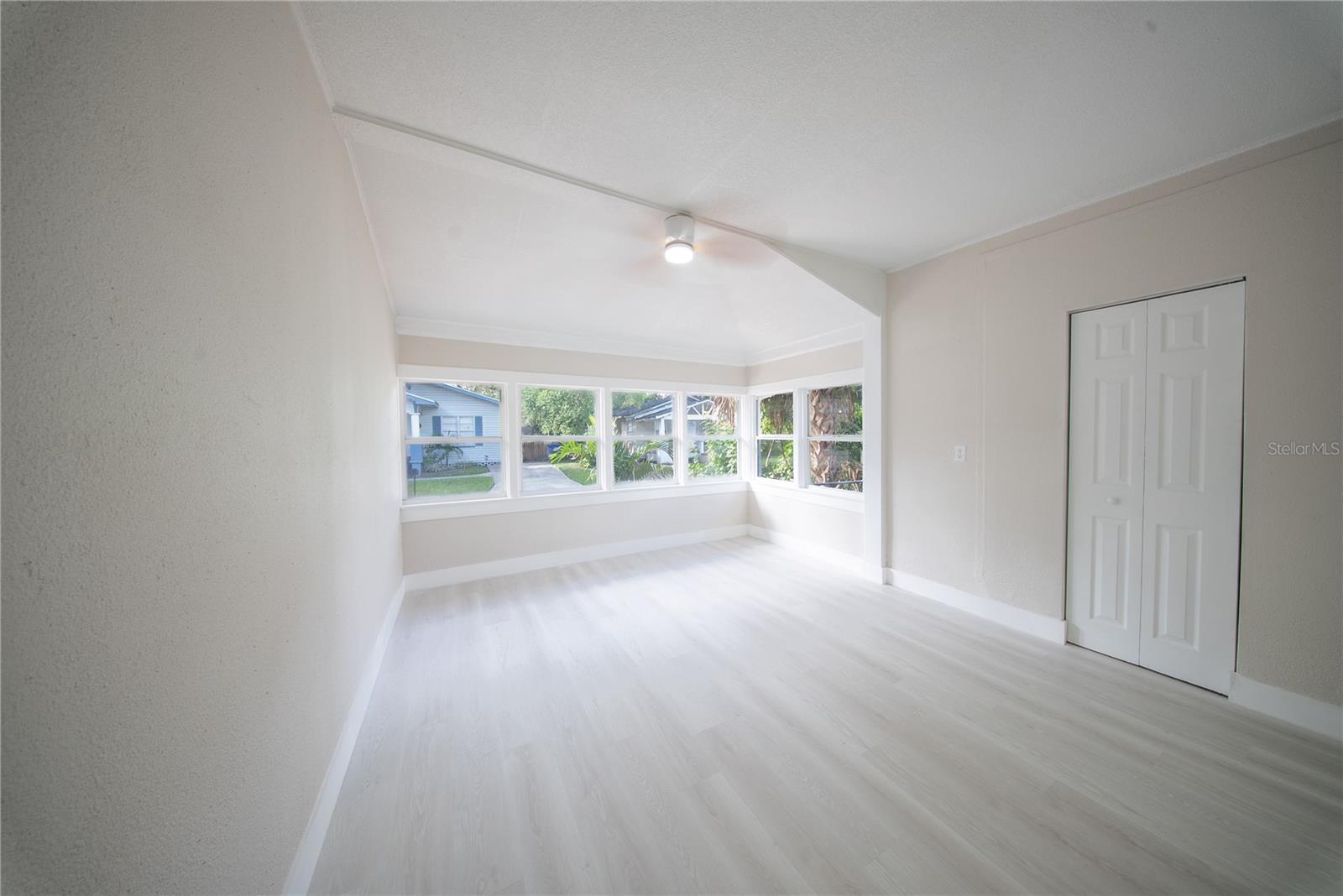 922 E IDA ST