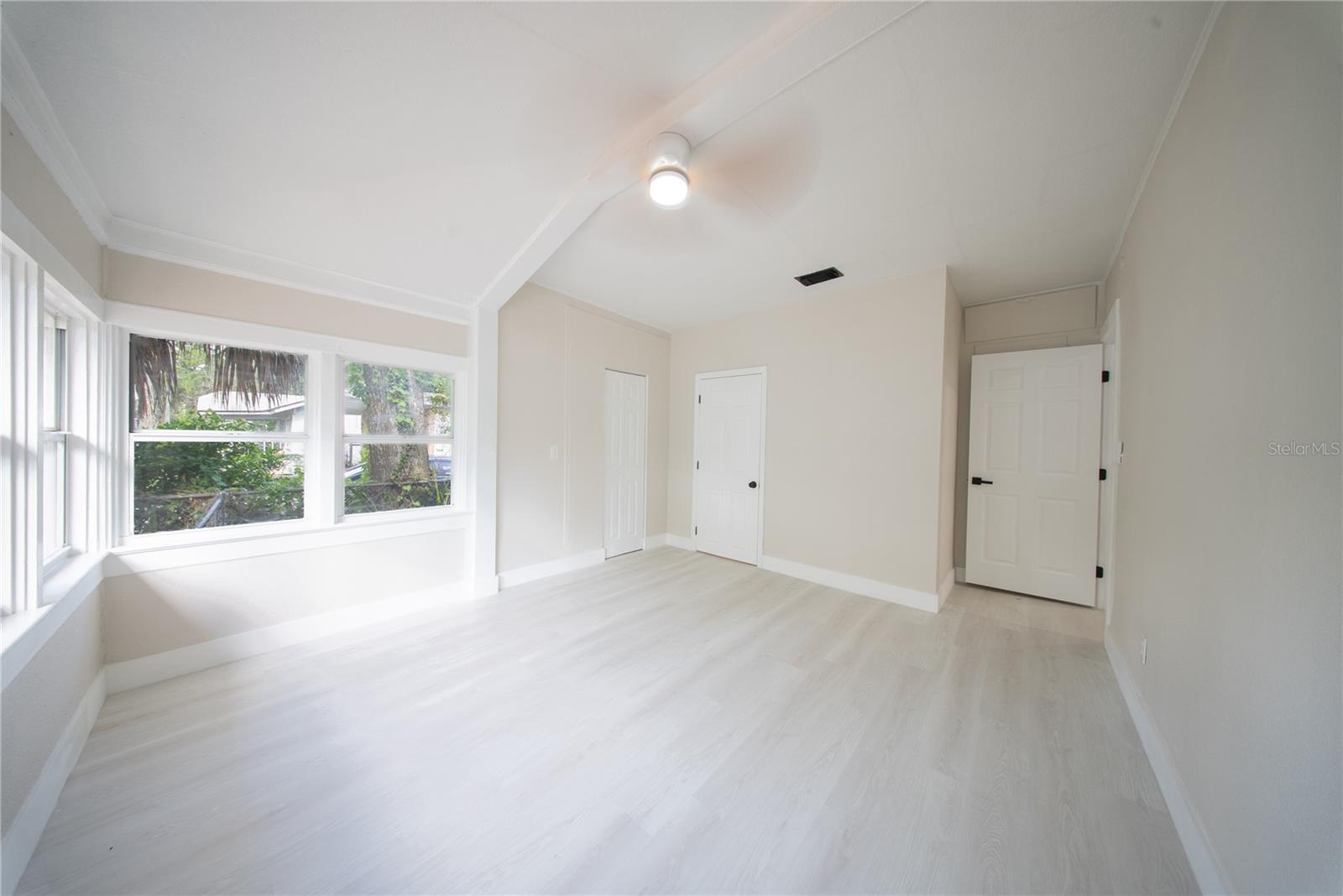 922 E IDA ST