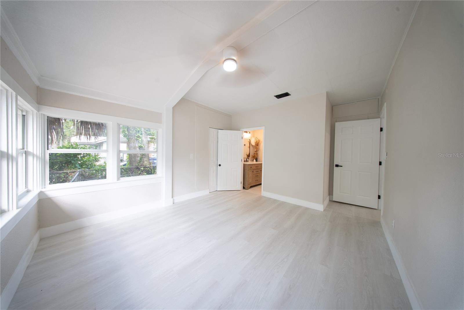 922 E IDA ST