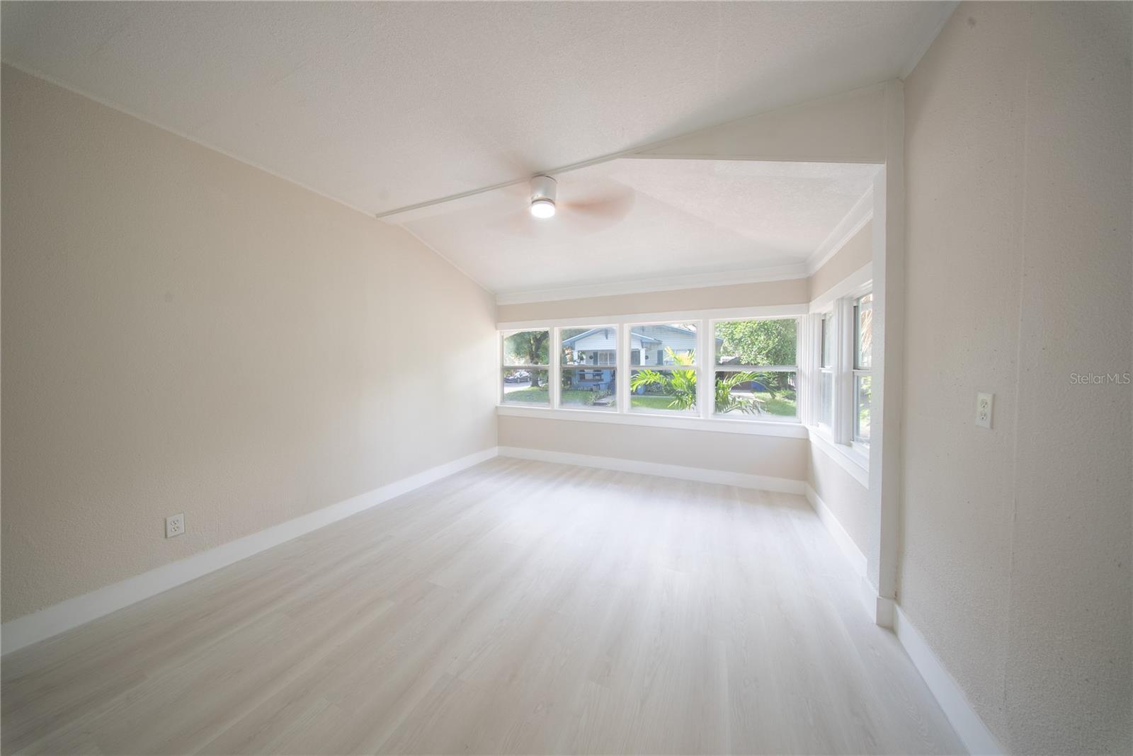 922 E IDA ST