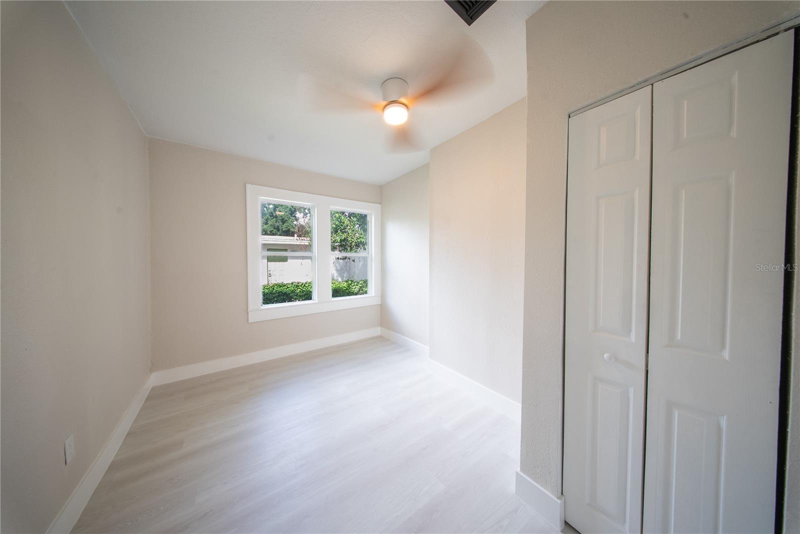922 E IDA ST