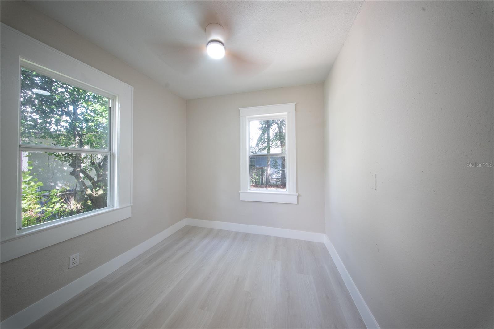 922 E IDA ST