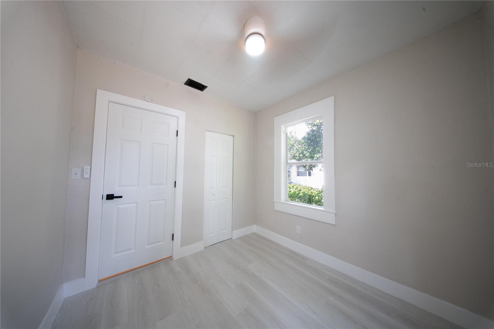 922 E IDA ST