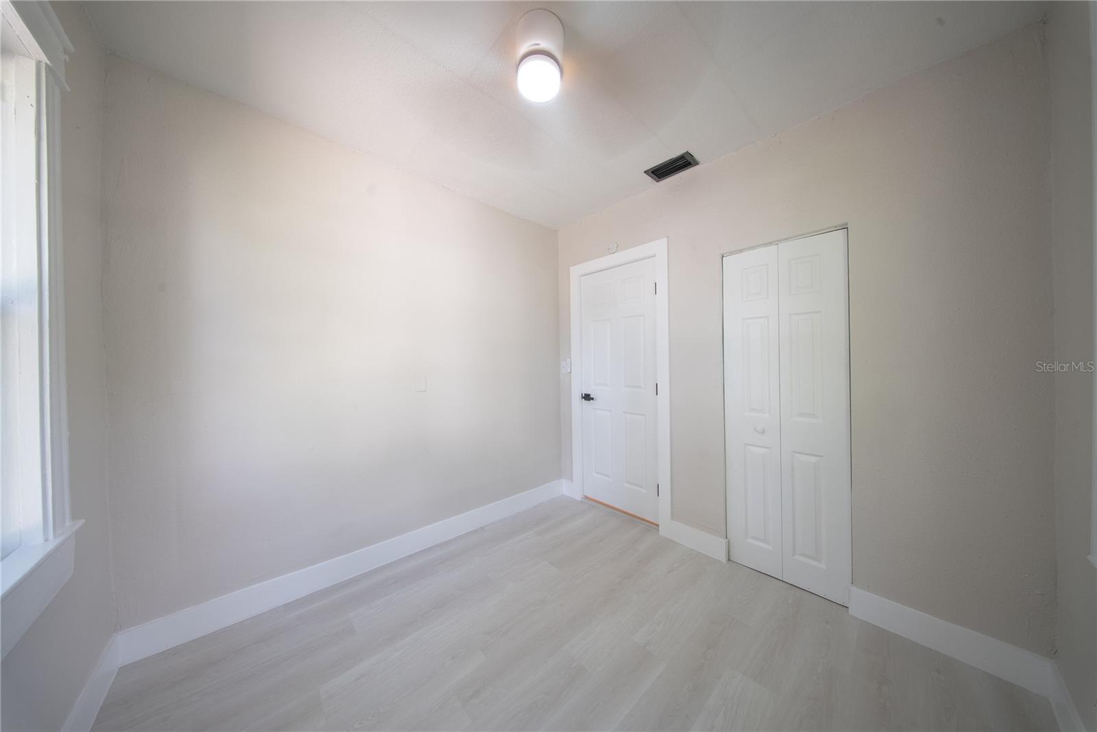922 E IDA ST