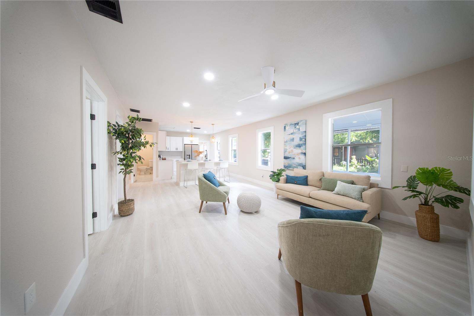 922 E IDA ST
