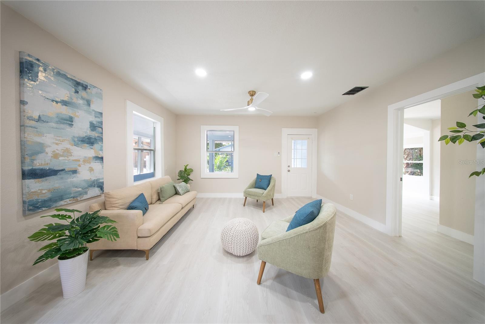 922 E IDA ST