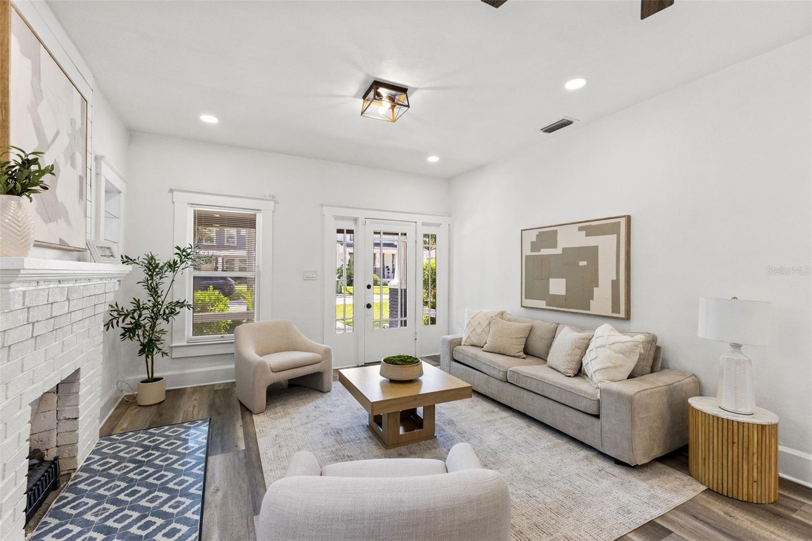 303 W CURTIS ST