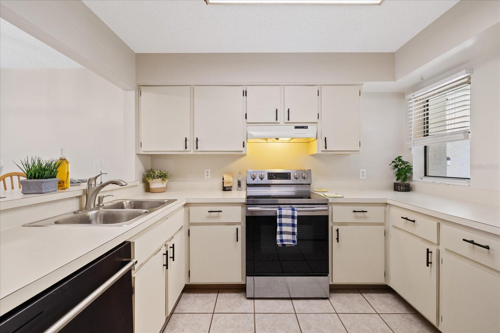 5537 SEA FOREST DR #104