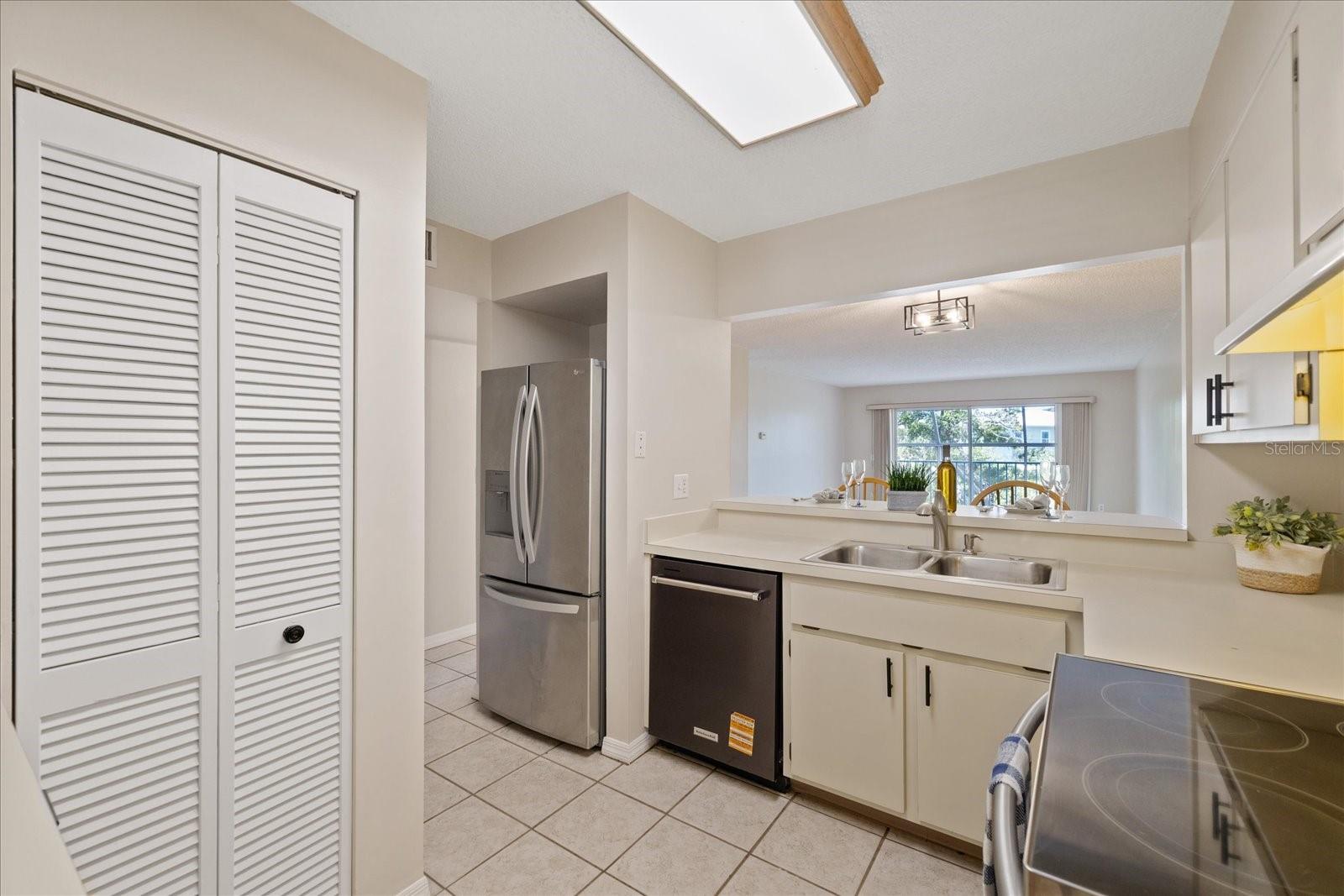 5537 SEA FOREST DR #104