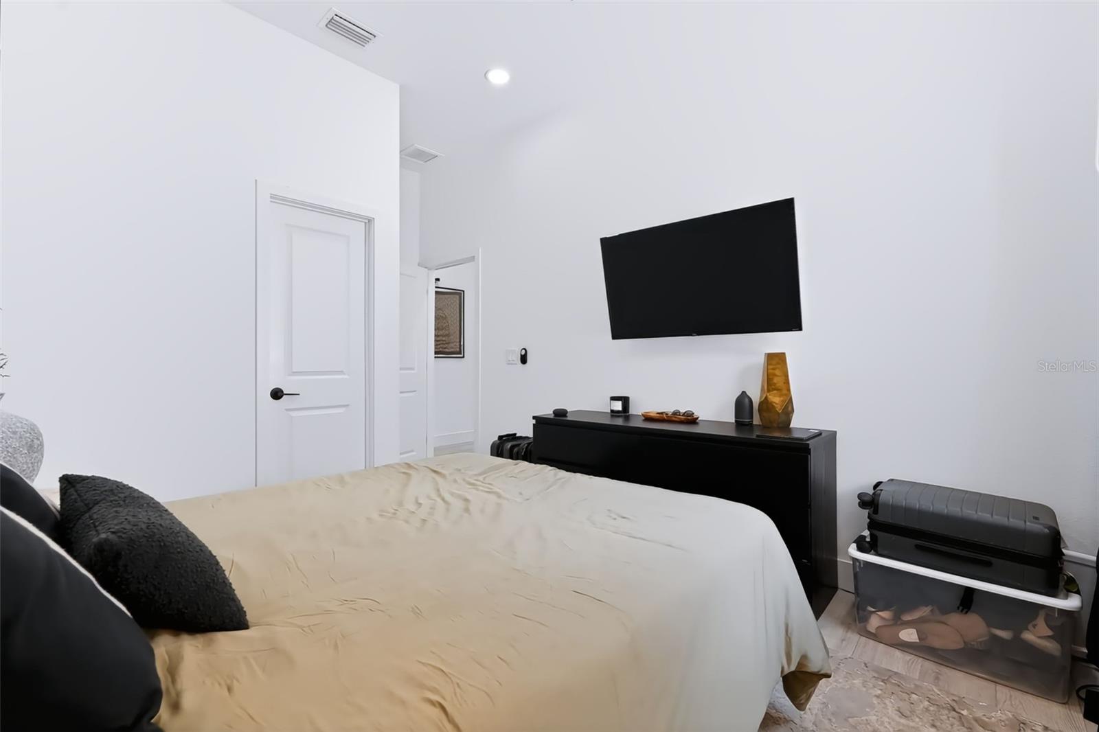 2143 W SAINT CONRAD ST