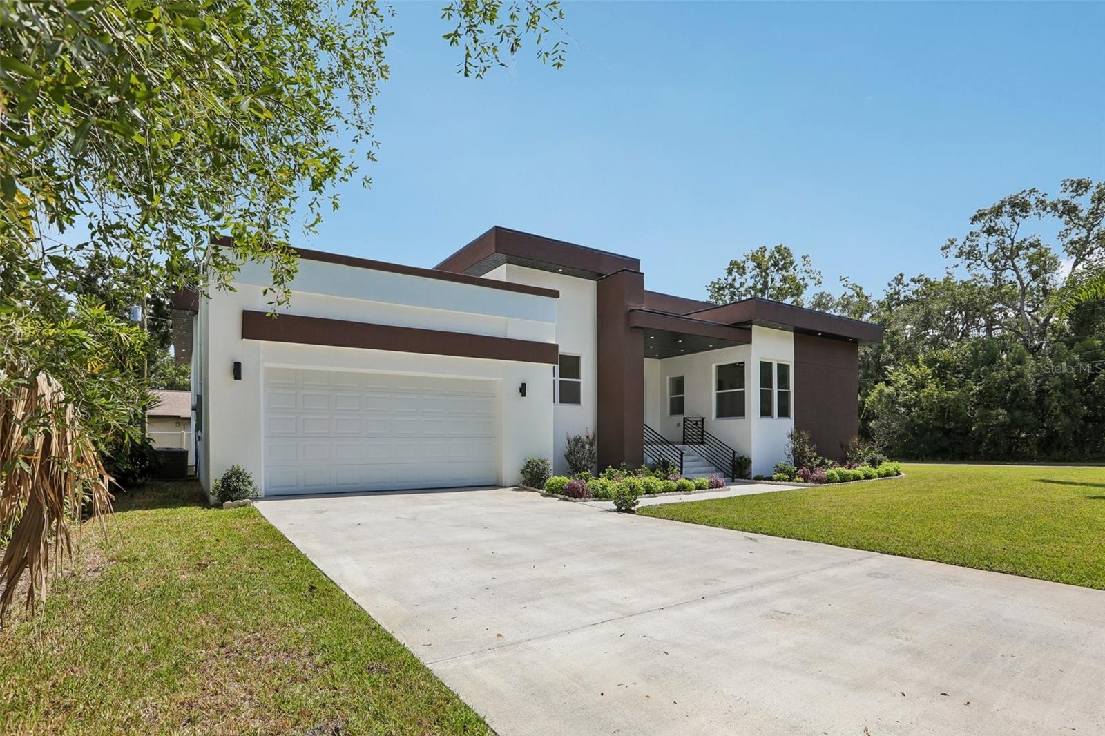806 LAMONT PL