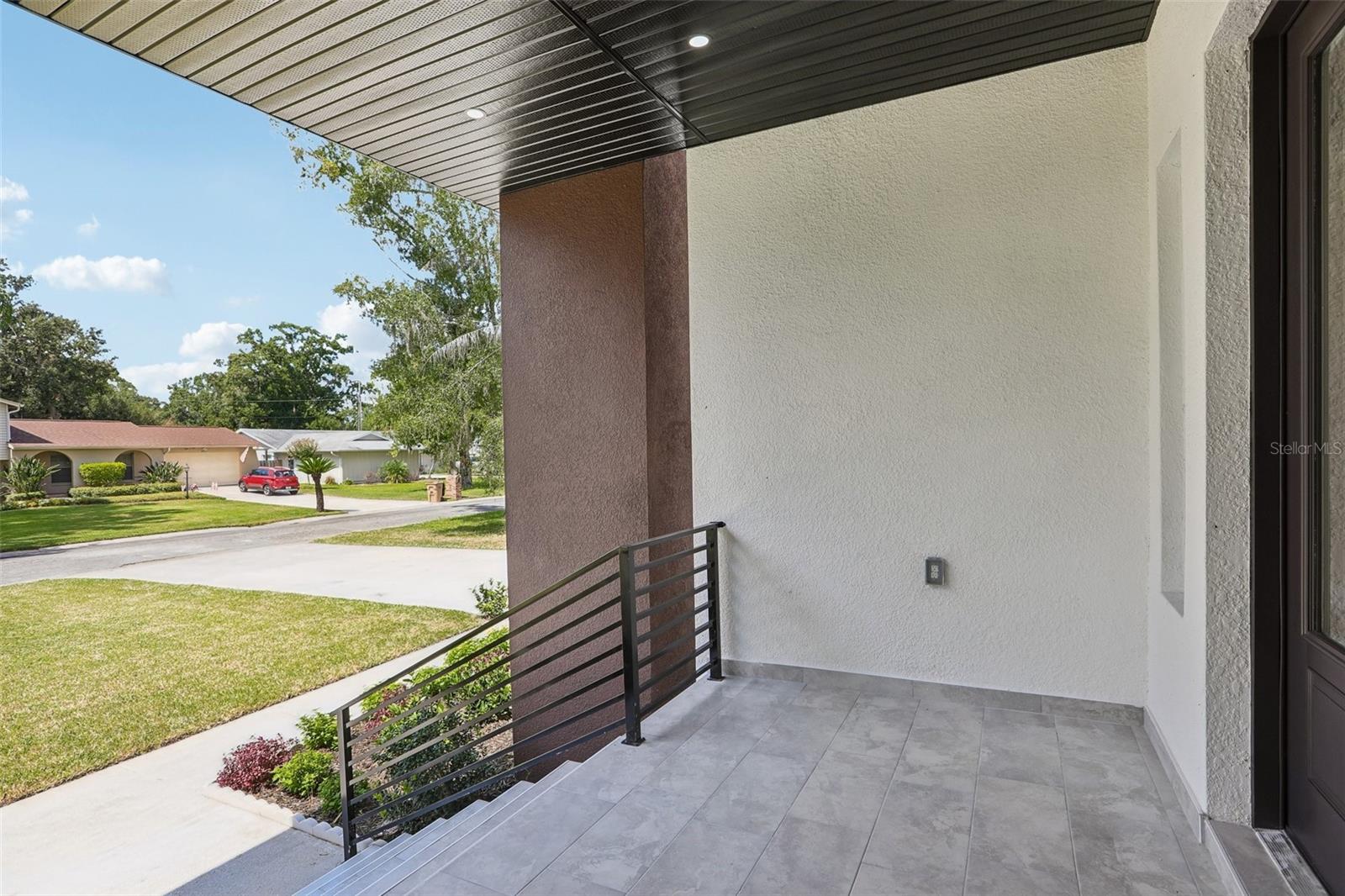 806 LAMONT PL