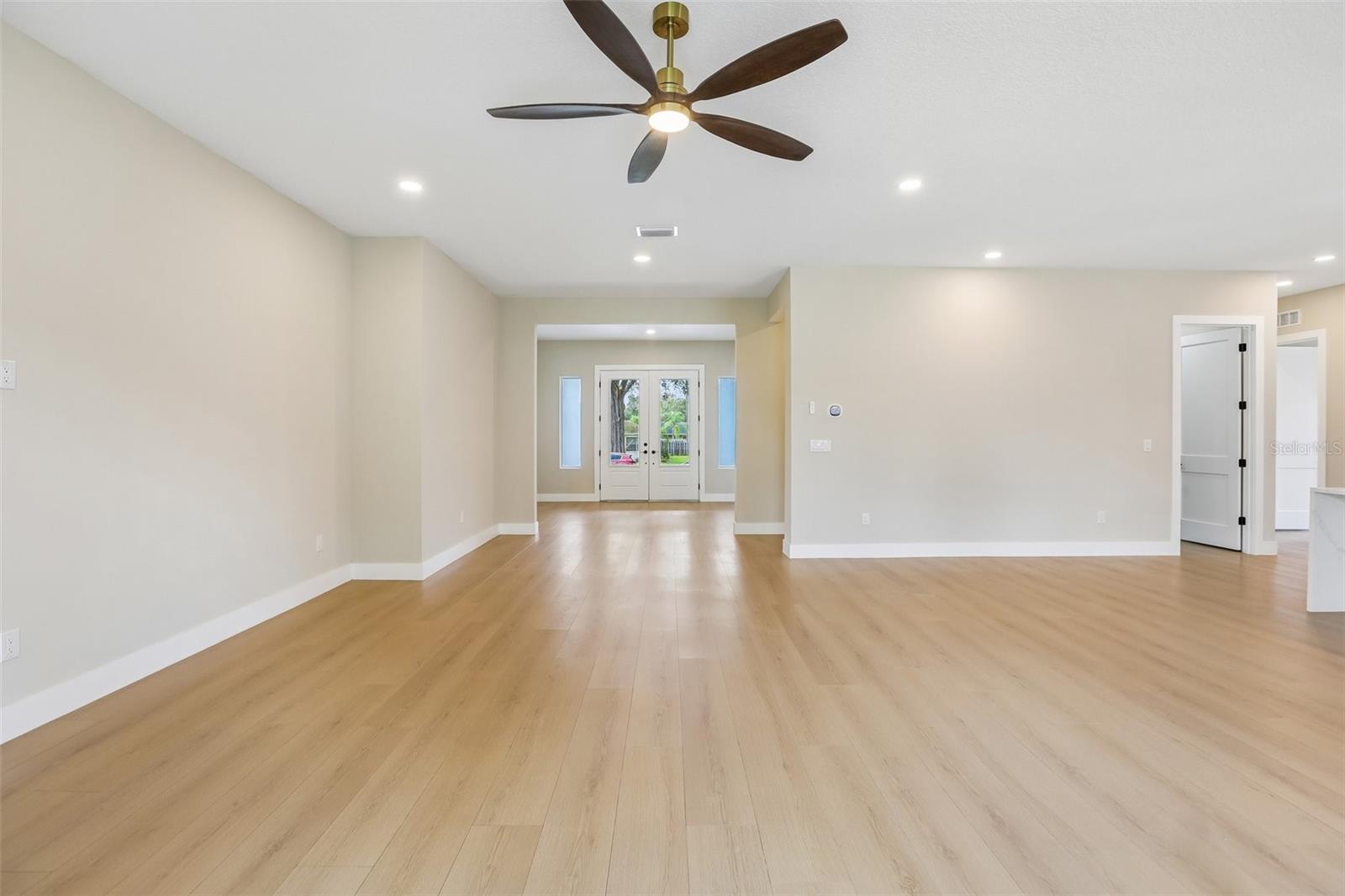 806 LAMONT PL