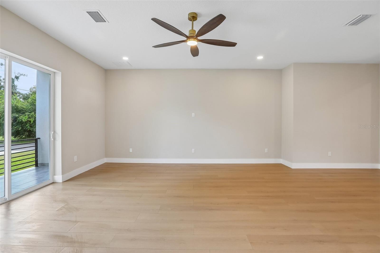 806 LAMONT PL
