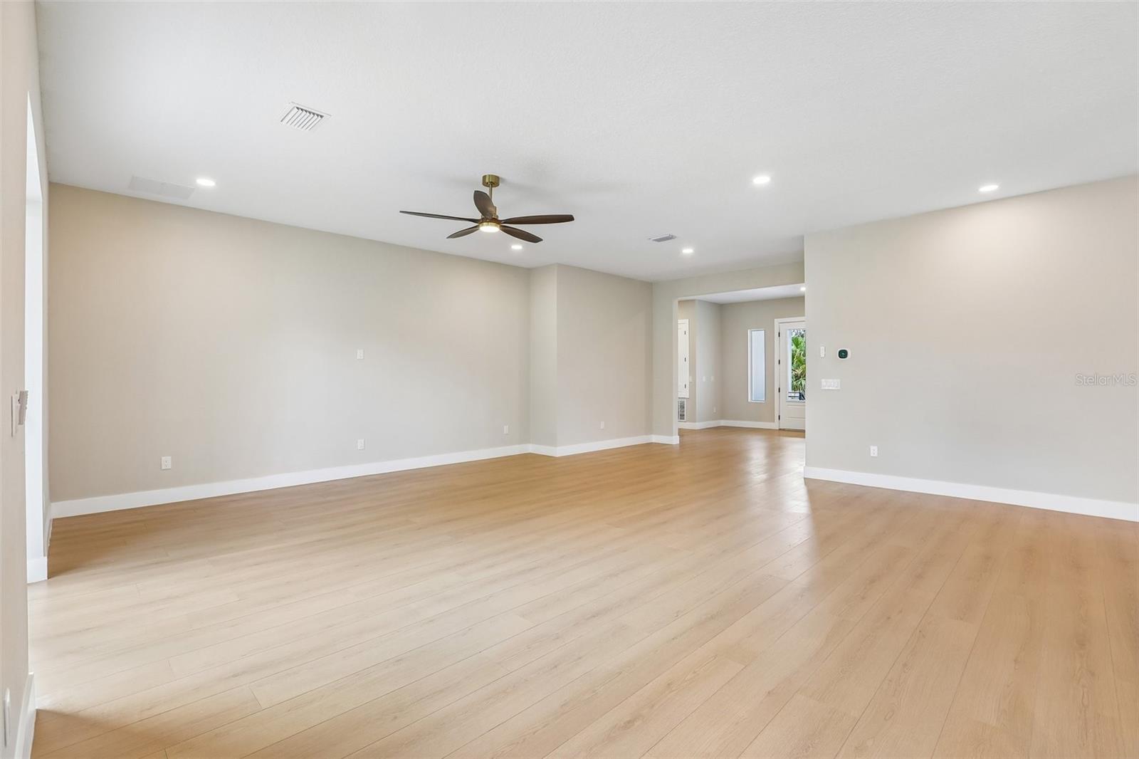 806 LAMONT PL