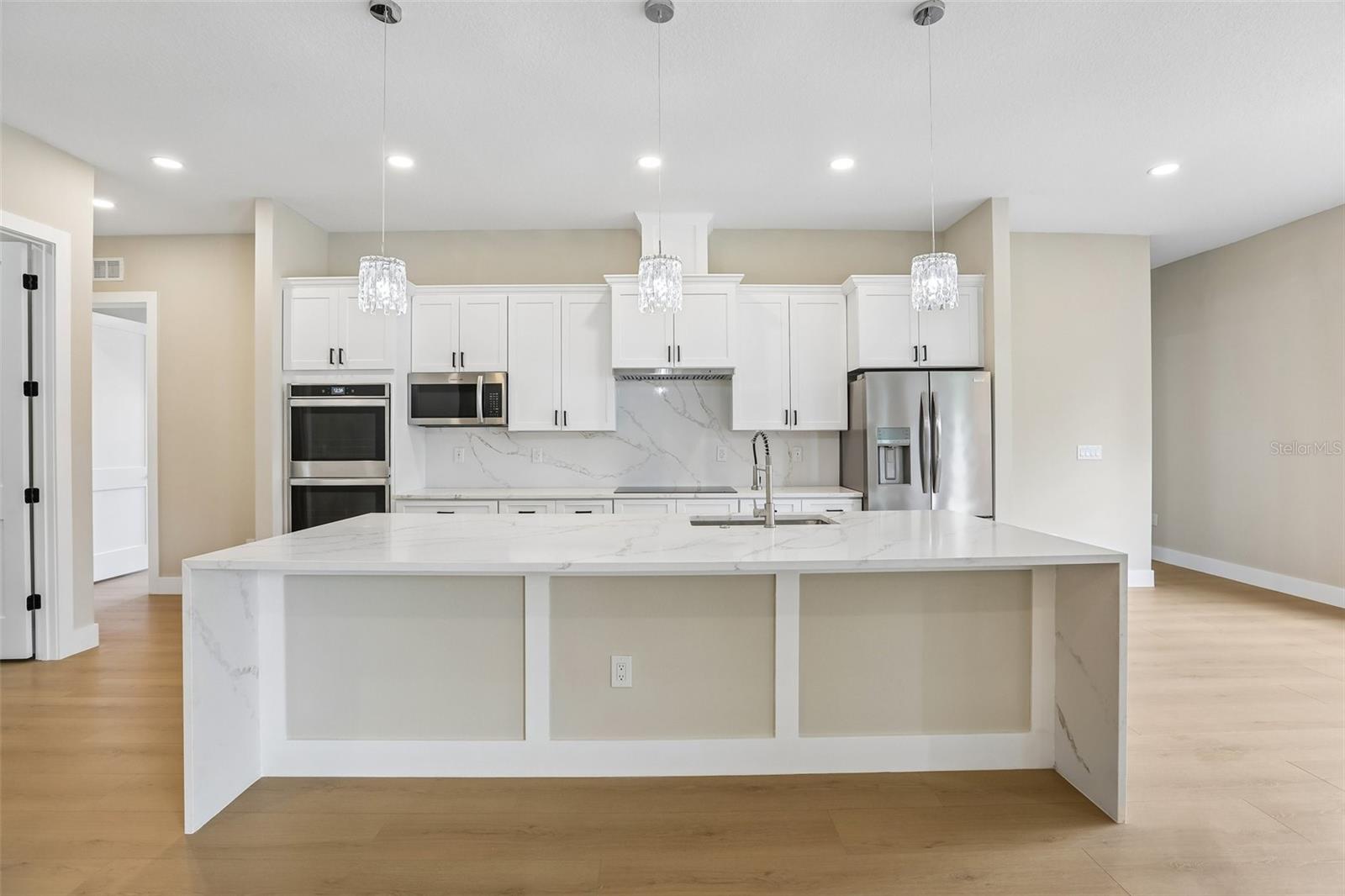 806 LAMONT PL