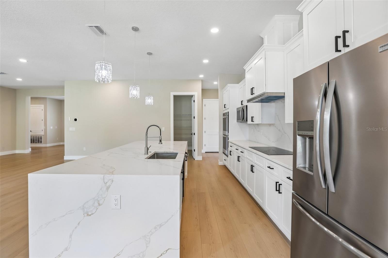 806 LAMONT PL