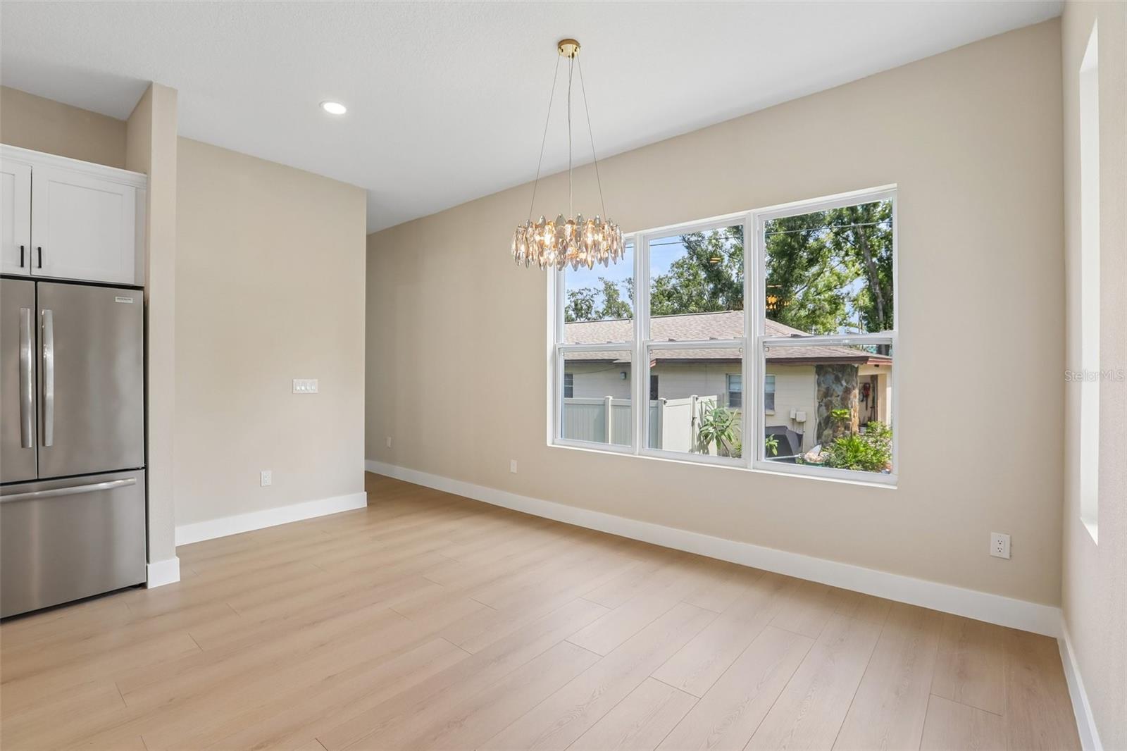 806 LAMONT PL