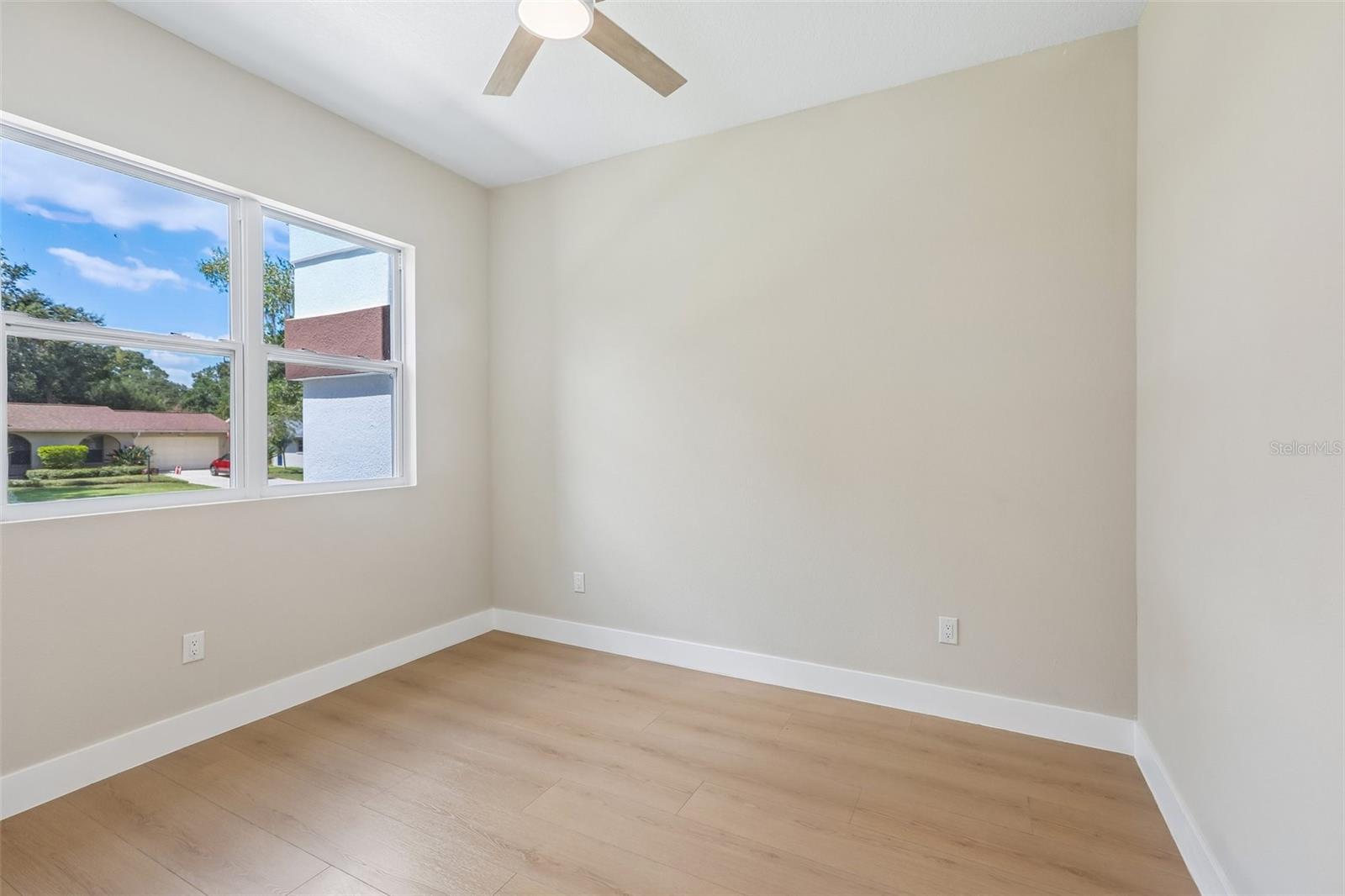 806 LAMONT PL