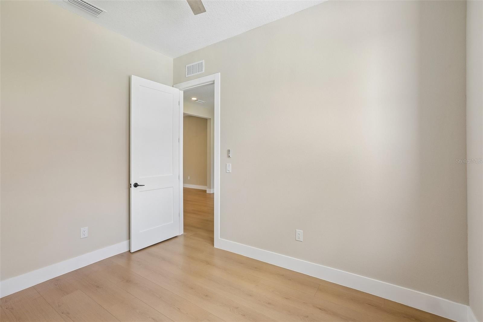 806 LAMONT PL