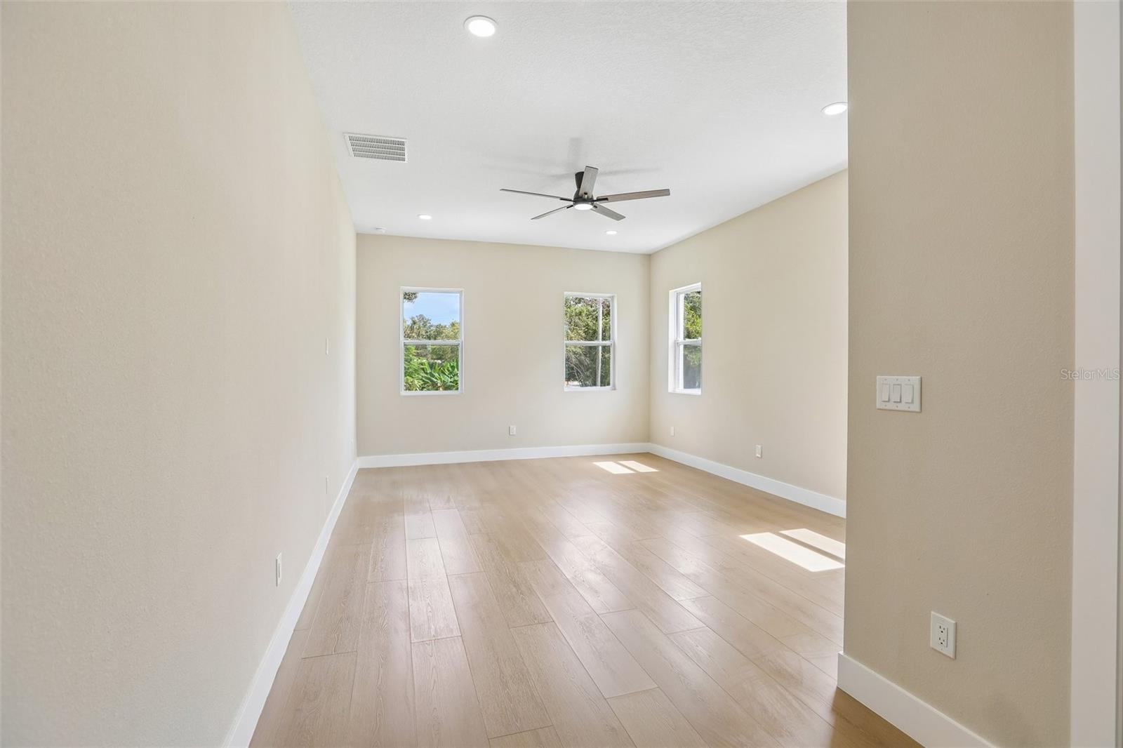 806 LAMONT PL
