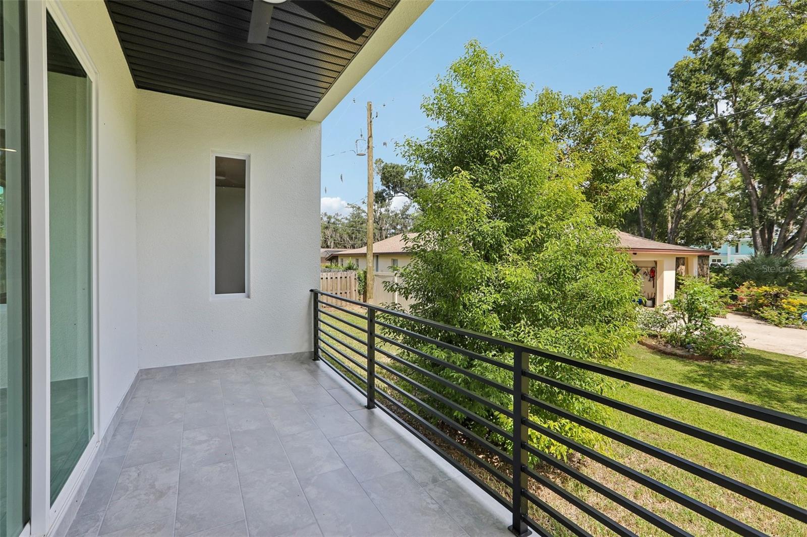 806 LAMONT PL