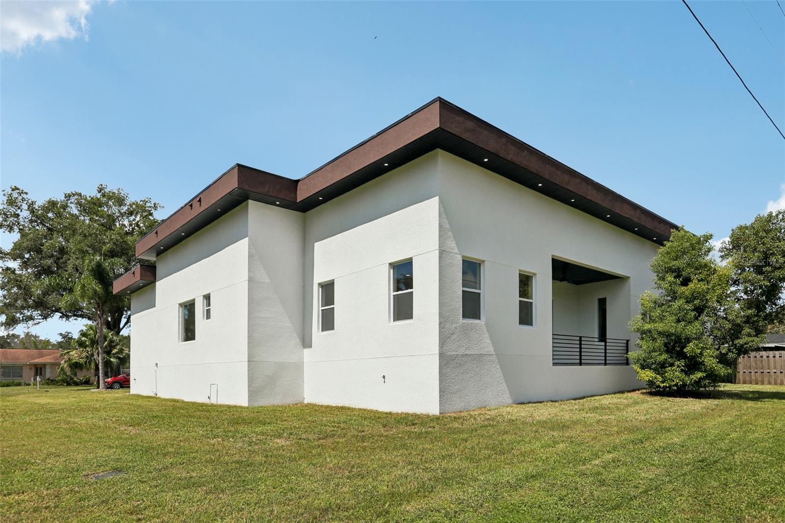 806 LAMONT PL