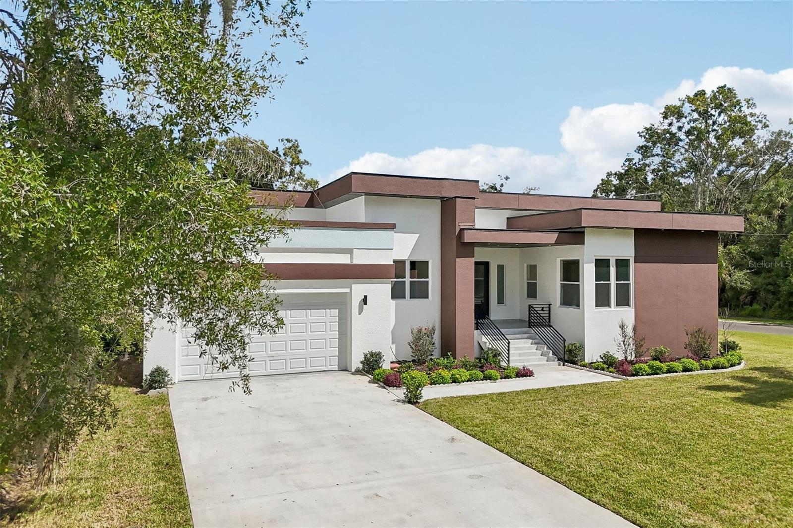 806 LAMONT PL