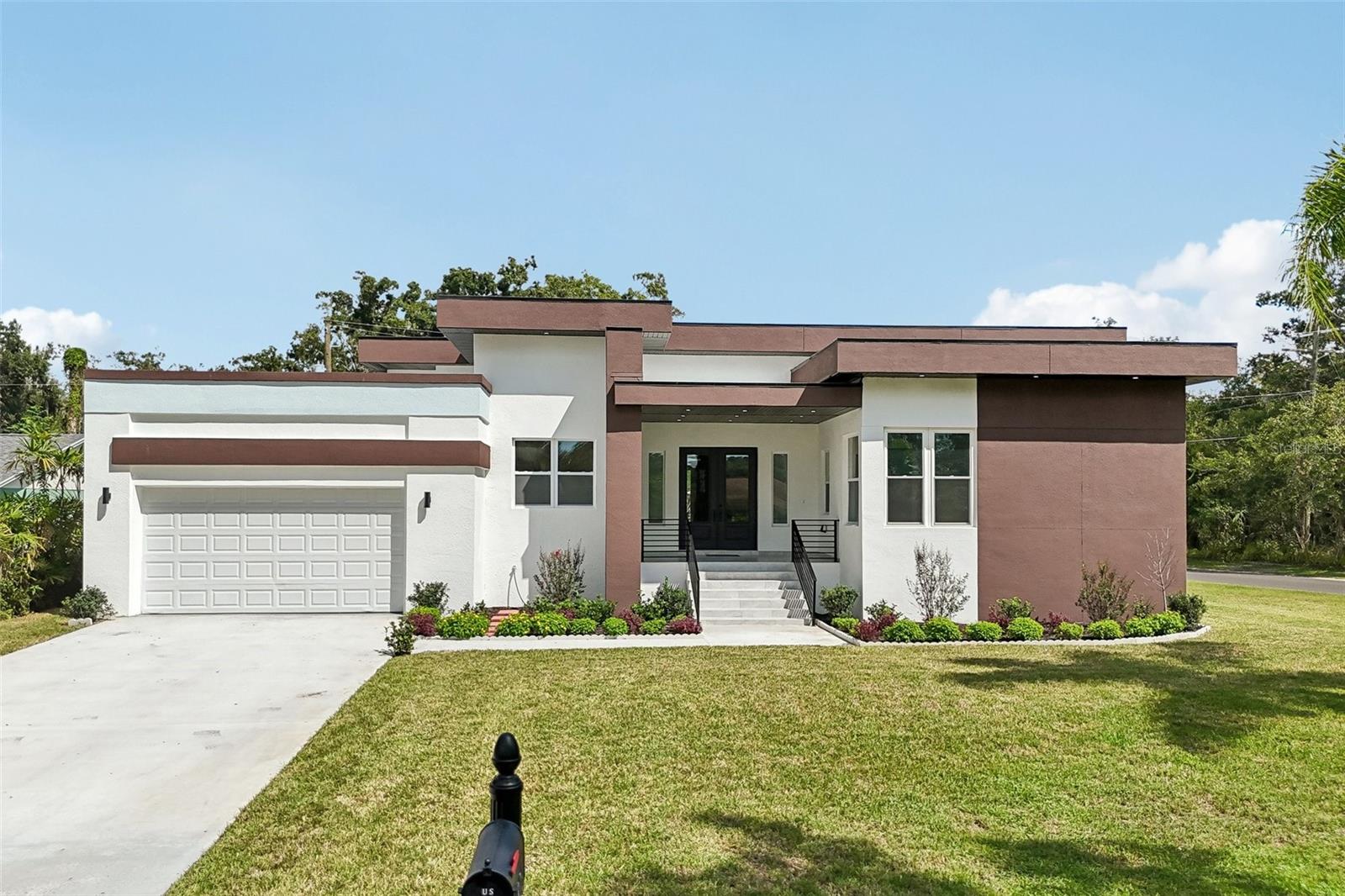 806 LAMONT PL