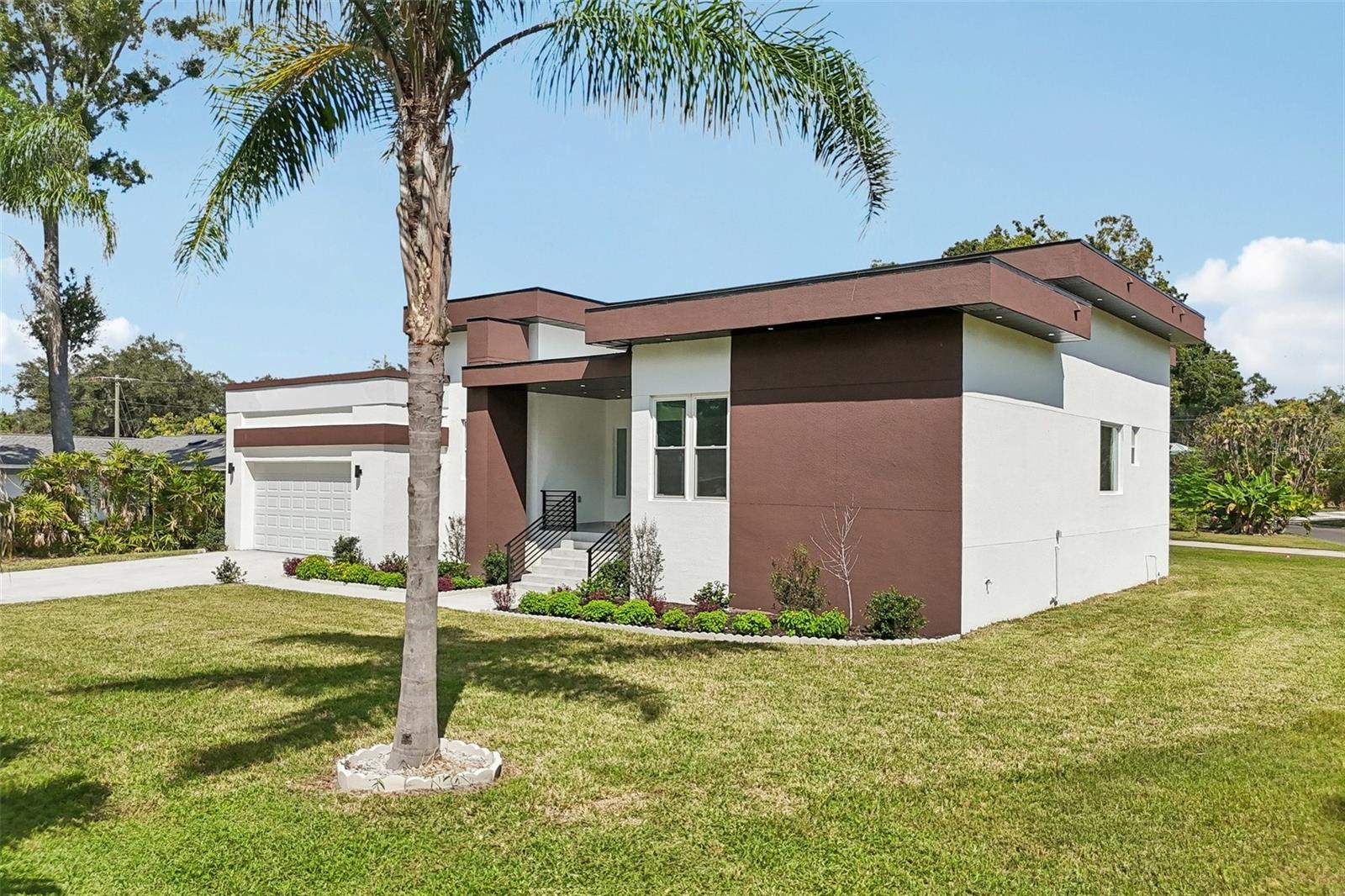 806 LAMONT PL