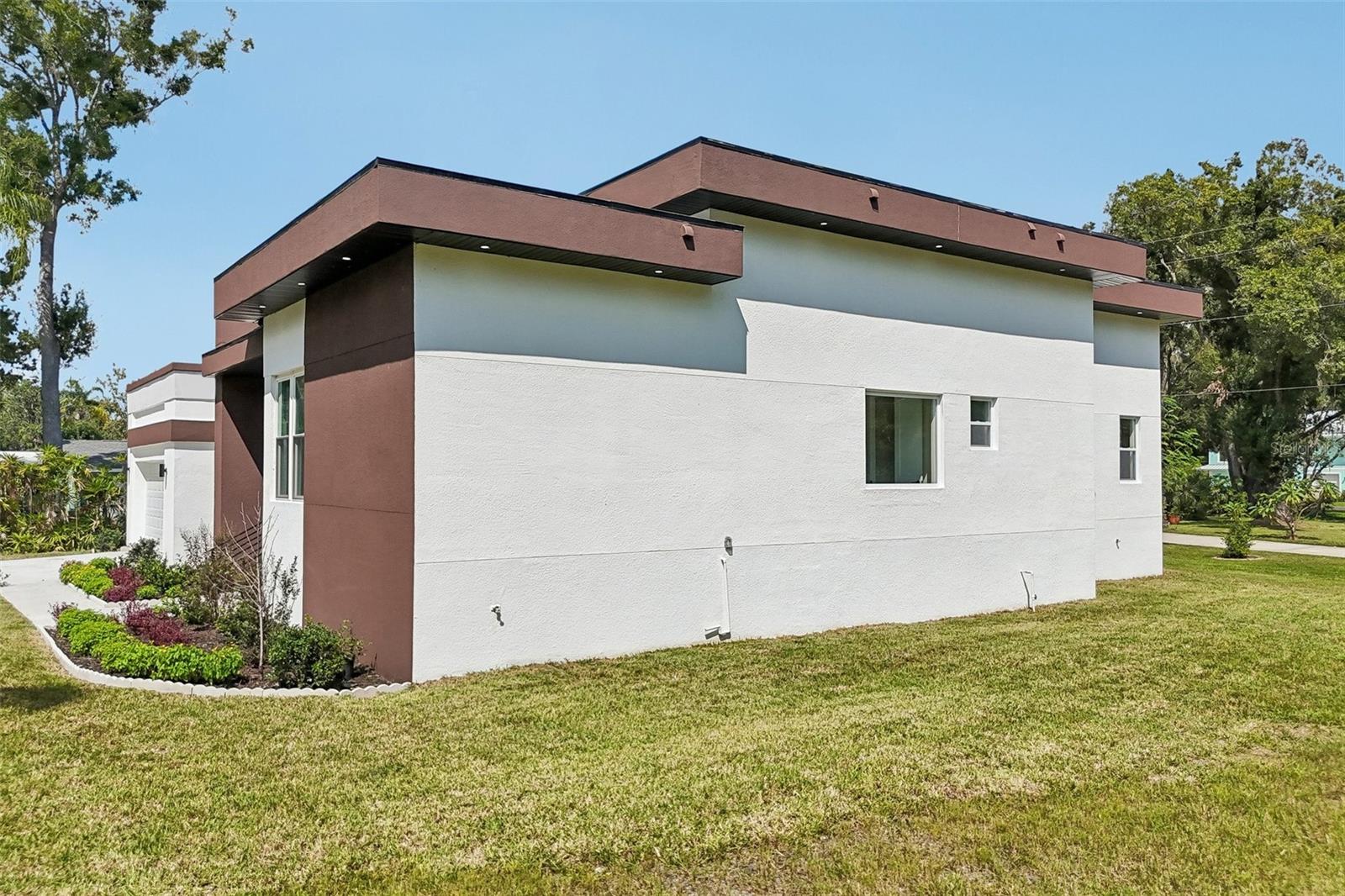 806 LAMONT PL